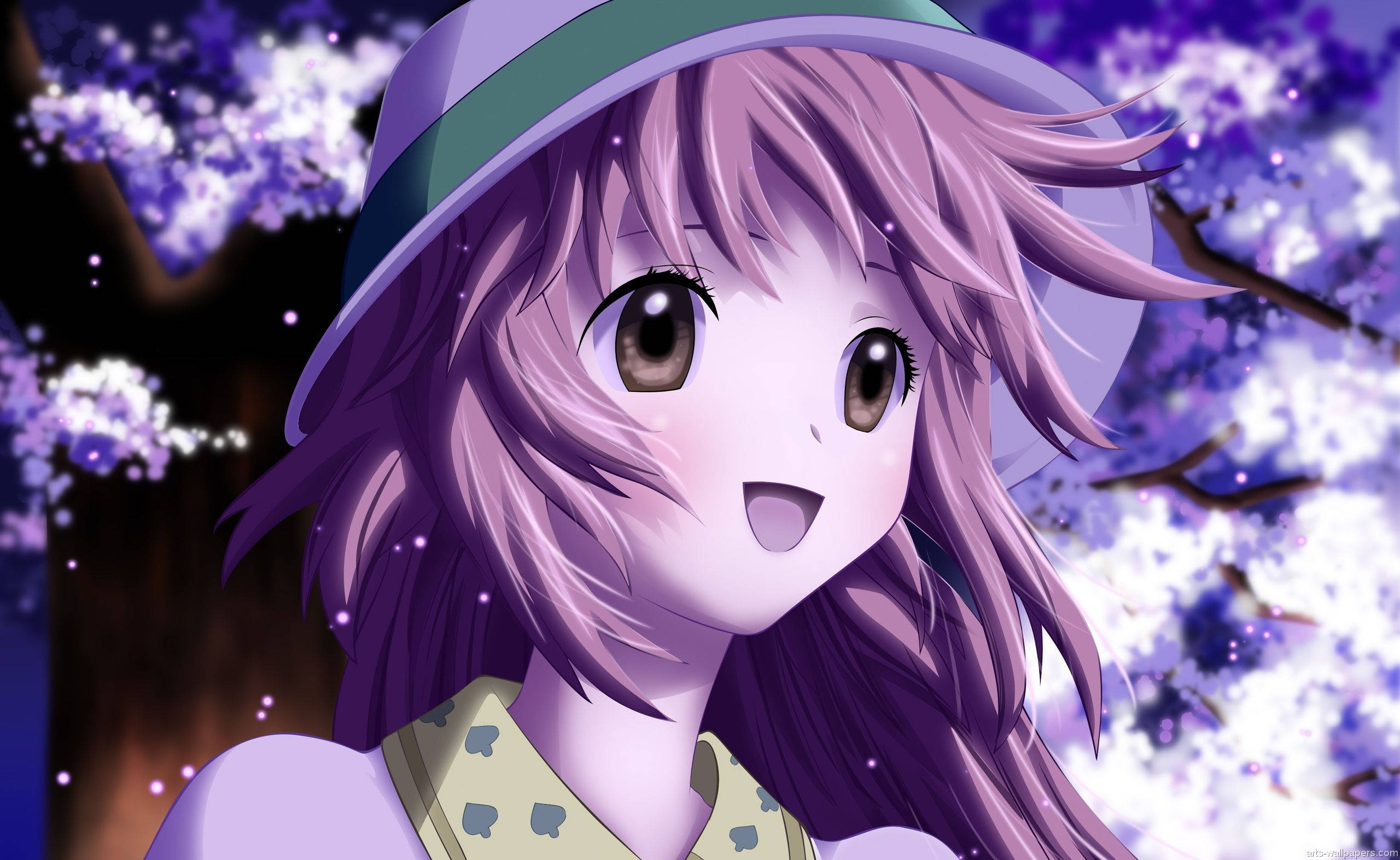 動漫女孩 桌布 壁紙 — 一個開心的動漫女孩，紫色頭髮戴著帽子，在夜晚發光的櫻花下微笑。