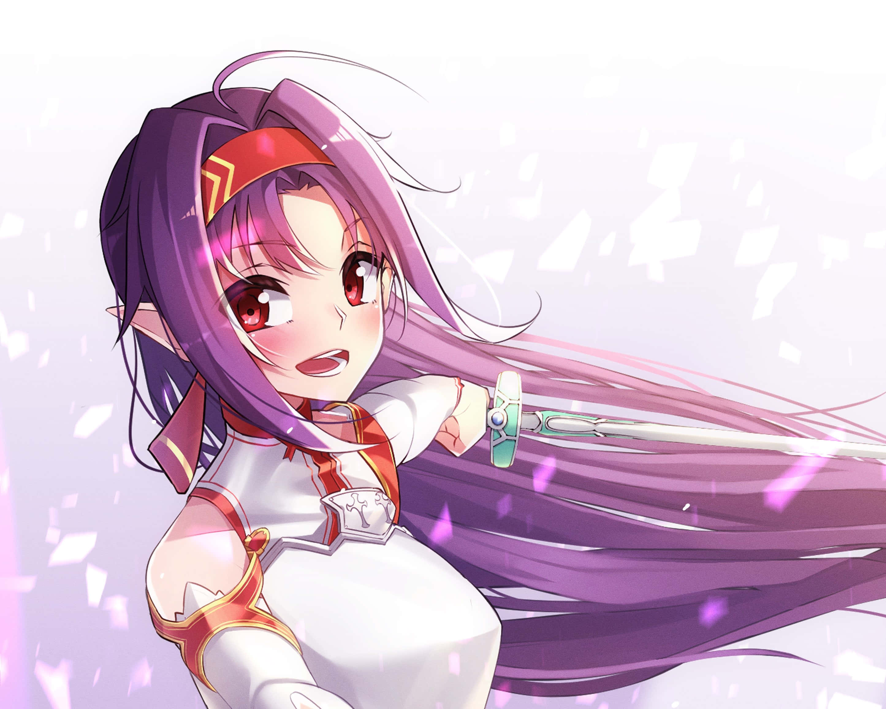 Yuuki Konno 桌布 壁紙 — 一個開心的動漫女孩，紫色頭髮紅色眼睛，在柔和的薰衣草背景中，於飄浮的粉紅色花瓣間揮舞著劍。