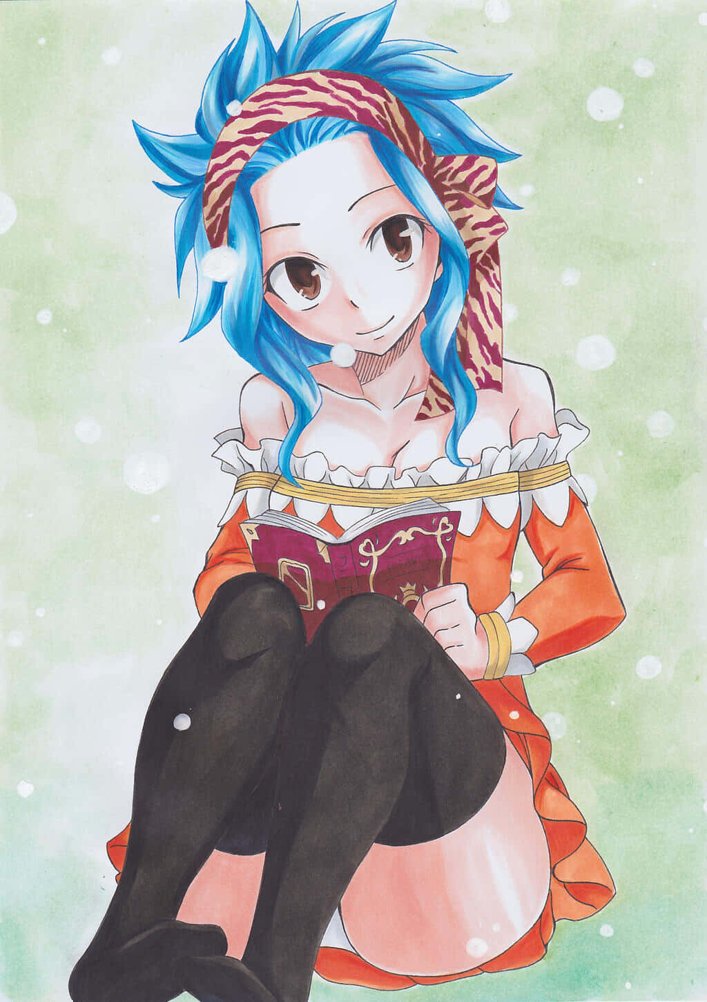 Levy Mcgarden 桌布 壁紙 — 一個開心的動漫女孩，藍色尖刺頭髮，戴著老虎紋頭帶，盤腿坐在柔和的綠色雪景背景下看書。