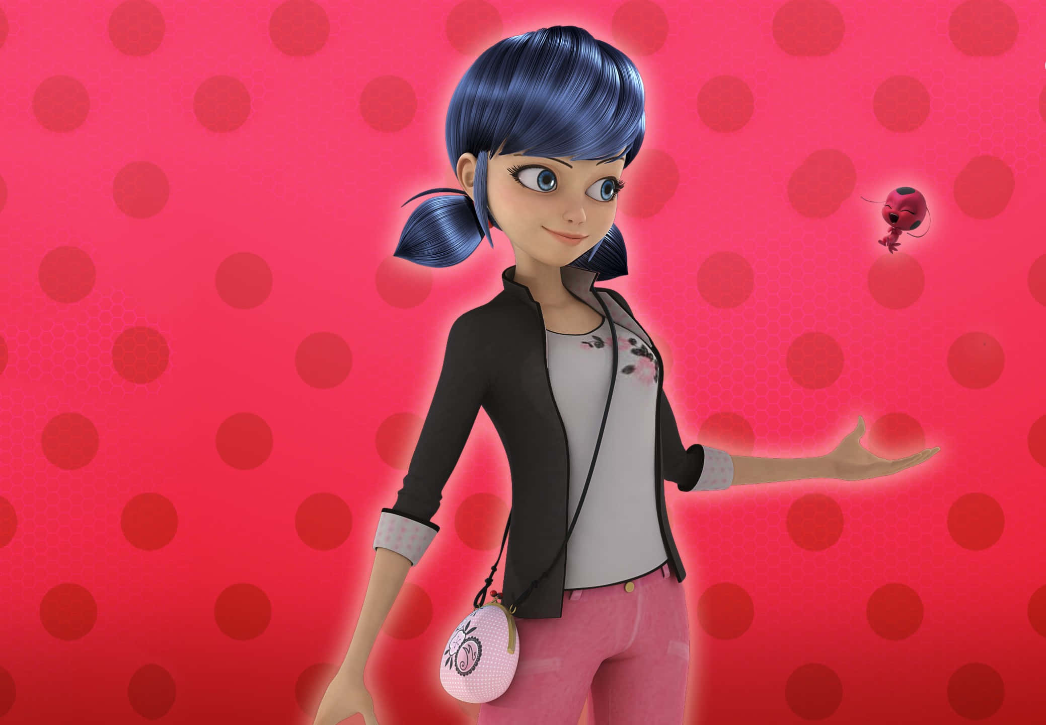 Marinette 桌布 壁紙 — 一個開心的動漫女孩，藍色雙馬尾，站在充滿活力的粉紅色圓點背景前，附近有一隻小紅瓢蟲漂浮著。