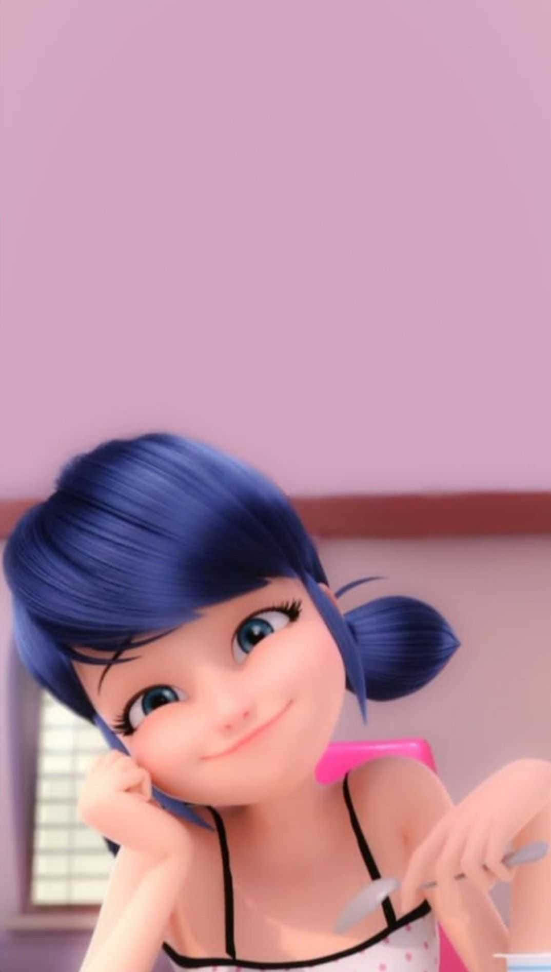 Marinette 桌布 壁紙 — 一個開心的動漫女孩，藍色頭髮和粉紅色椅子，在柔和的粉紅色房間裡拿著湯匙微笑。
