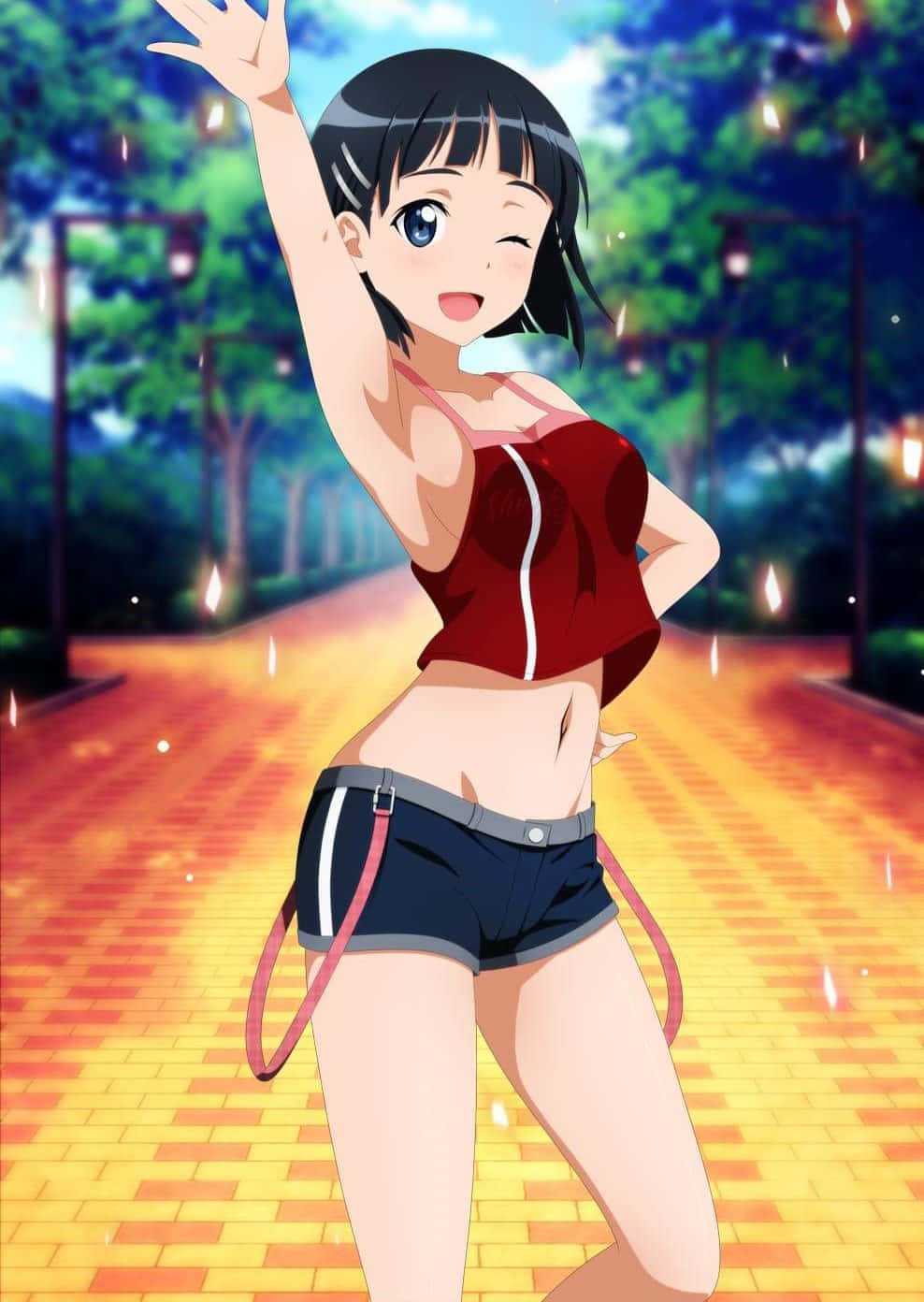 Suguha Kirigaya 桌布 壁紙 — 一個開心的動漫女孩，身穿紅色上衣和短褲，在黃昏時分，在溫暖燈光照耀的磚路上，在發光的樹木下快樂地揮手。