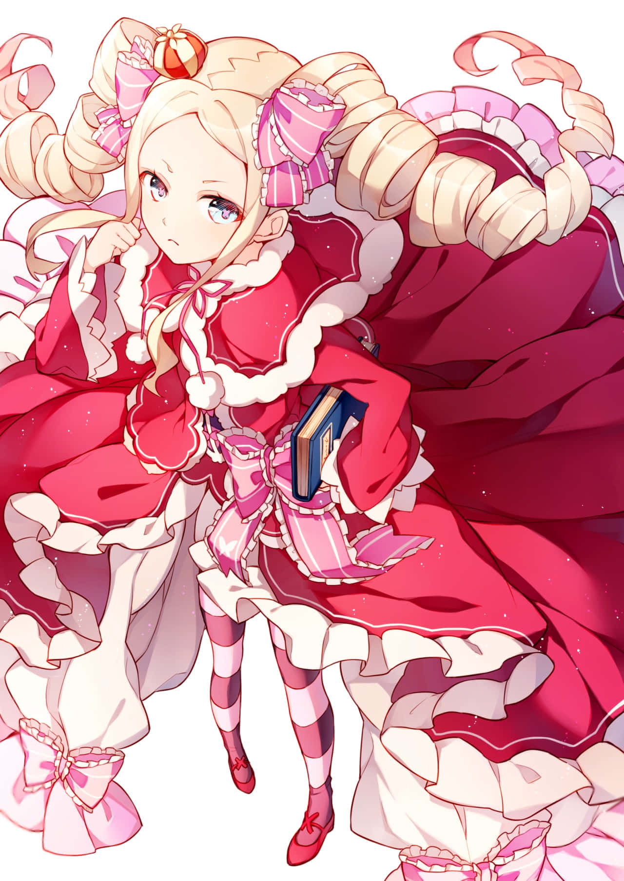 Re Zero Beatrice 桌布 壁紙 — 一個開心的動漫女孩，金色雙馬尾，穿著紅色荷葉邊連衣裙，在閃閃發光的白色背景前拿著一本書。