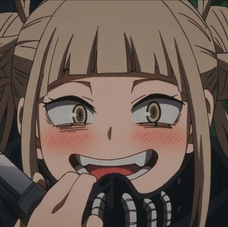 Toga 桌布 壁紙 — 一個開心的動漫女孩，金色雙馬尾，臉頰紅潤，咬著戴手套的手，咧嘴大笑。