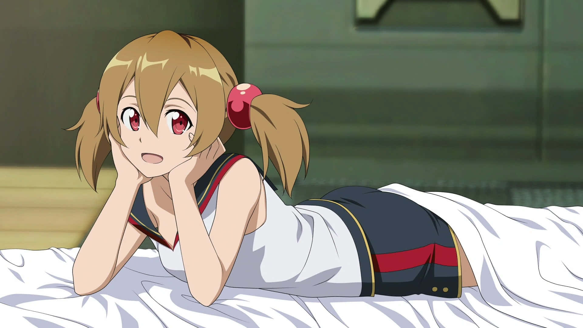 Sword Art Online Silica 桌布 壁紙 — 一個開心的動漫女孩，金色雙馬尾，紅色眼睛，趴喺白色床上，手放喺下巴下面，著住校服。