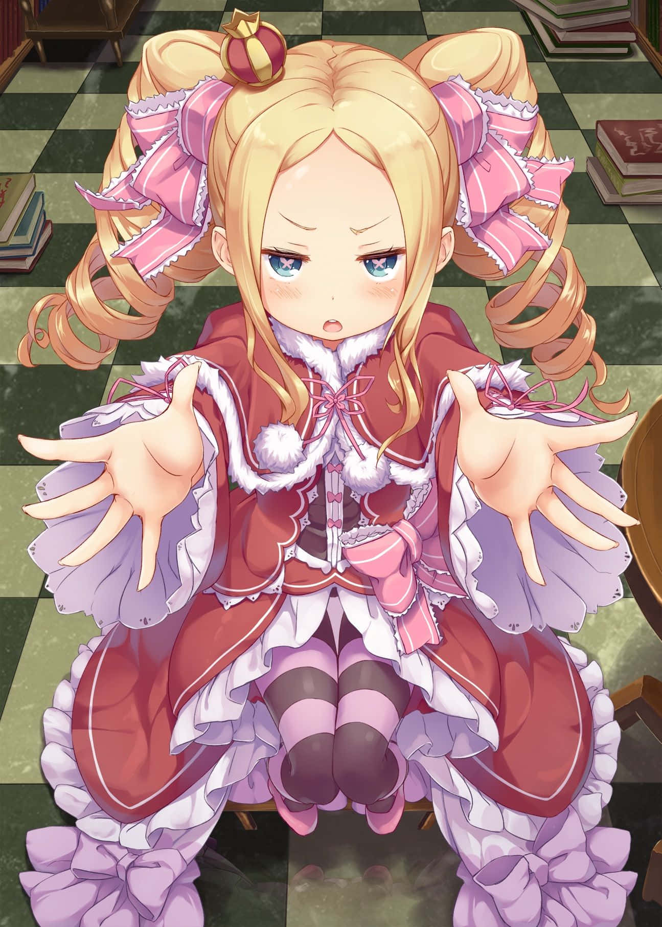 Re Zero Beatrice 桌布 壁紙 — 一個開心的動漫女孩，金色雙馬尾配上粉紅色蝴蝶結，在舒適的圖書館裡盤腿坐在格子地板上。