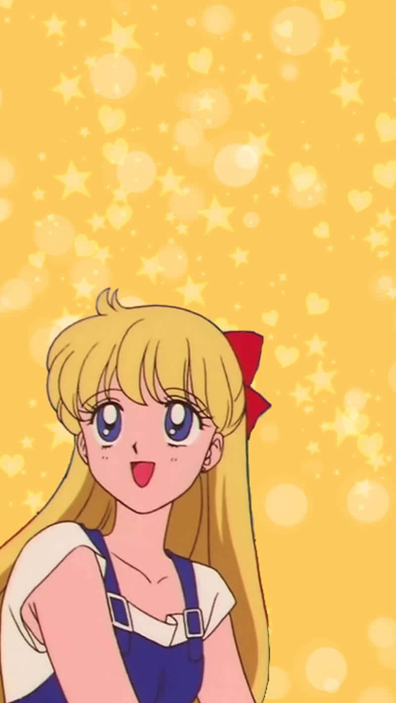 Sailor Venus 桌布 壁紙 — 一個開心的動漫女孩，金髮藍眼，在充滿星星和心形的金色背景前微笑。