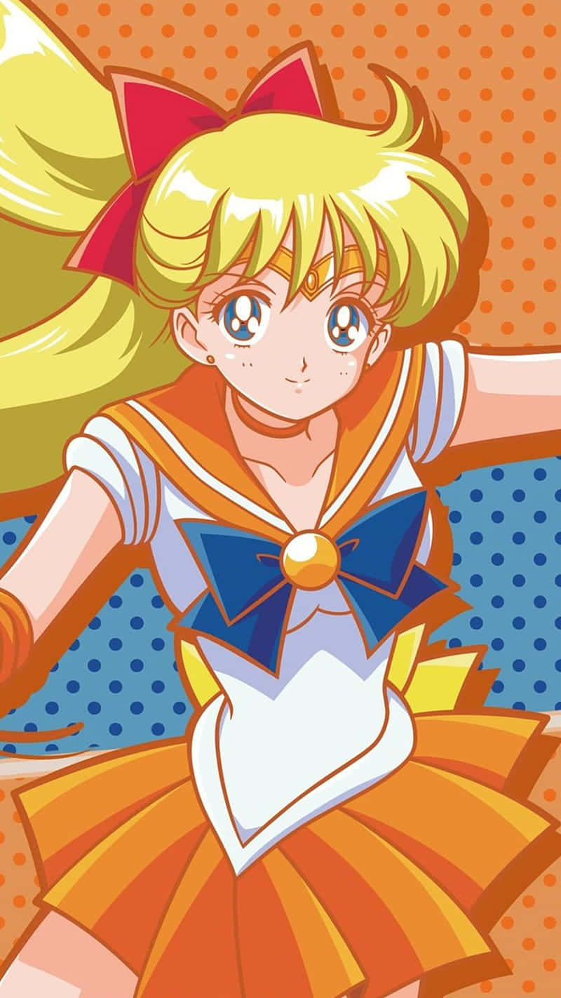 Sailor Venus 桌布 壁紙 — 一個開心的動漫女孩，金髮藍眼，穿著水手服，搭配橙色裙子和藍色蝴蝶結，背景是圓點圖案。