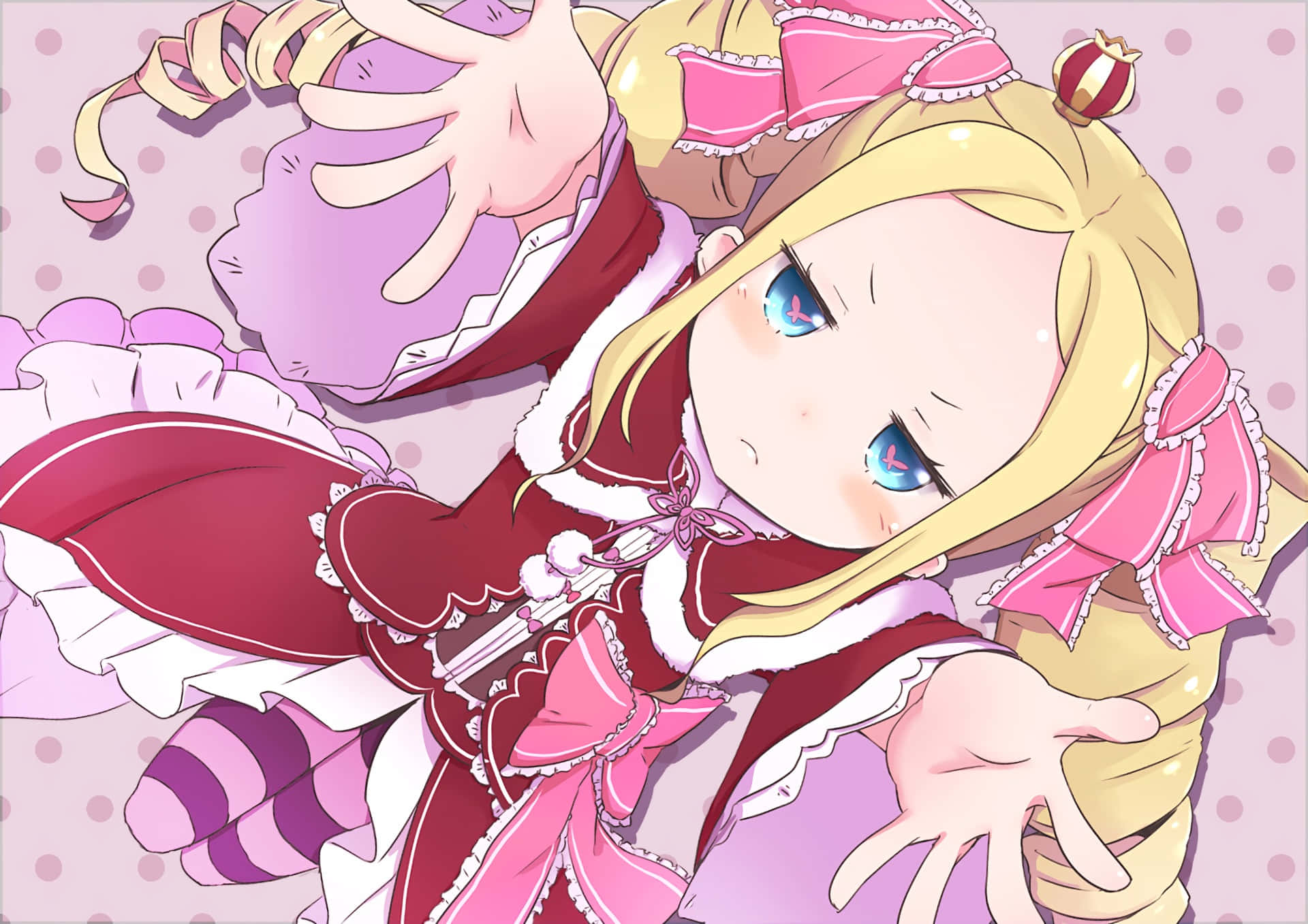 Re Zero Beatrice 桌布 壁紙 — 一個開心的動漫女孩，金髮藍眼，穿著紅色和粉紅色的荷葉邊服裝，背景是圓點圖案。