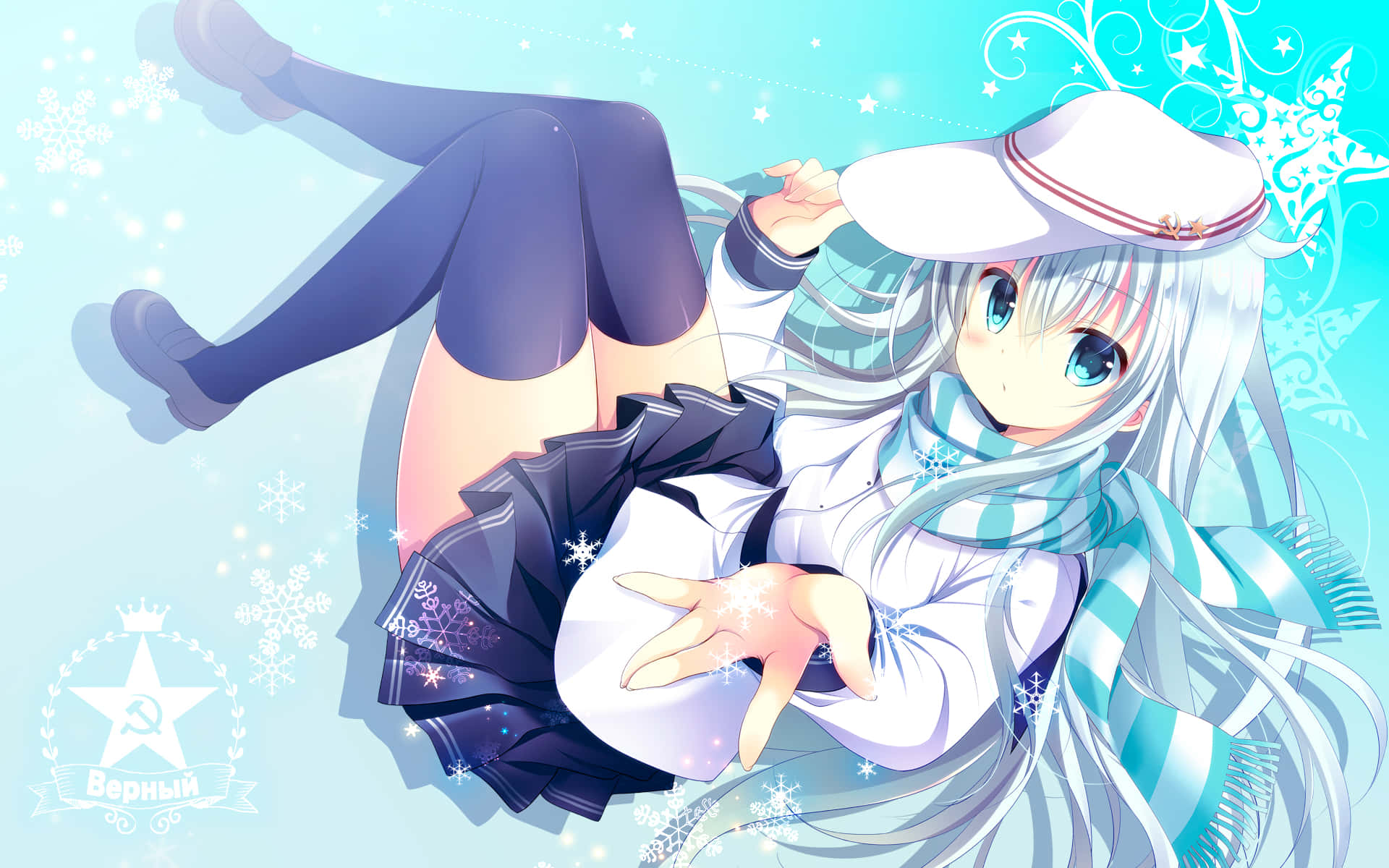 Kantai Collection 桌布 壁紙 — 一個開心的動漫女孩，銀色頭髮和藍色眼睛，穿著冬季服裝，在閃閃發光的冰藍色背景前放鬆。