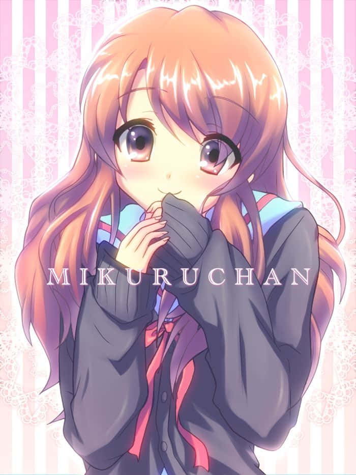 Mikuru Asahina 桌布 壁紙 — 一個開心的動漫女孩，長長嘅橙色頭髮同大眼睛，喺粉紅色條紋背景前，戴住手套嘅手放喺嘴邊，害羞咁微笑。