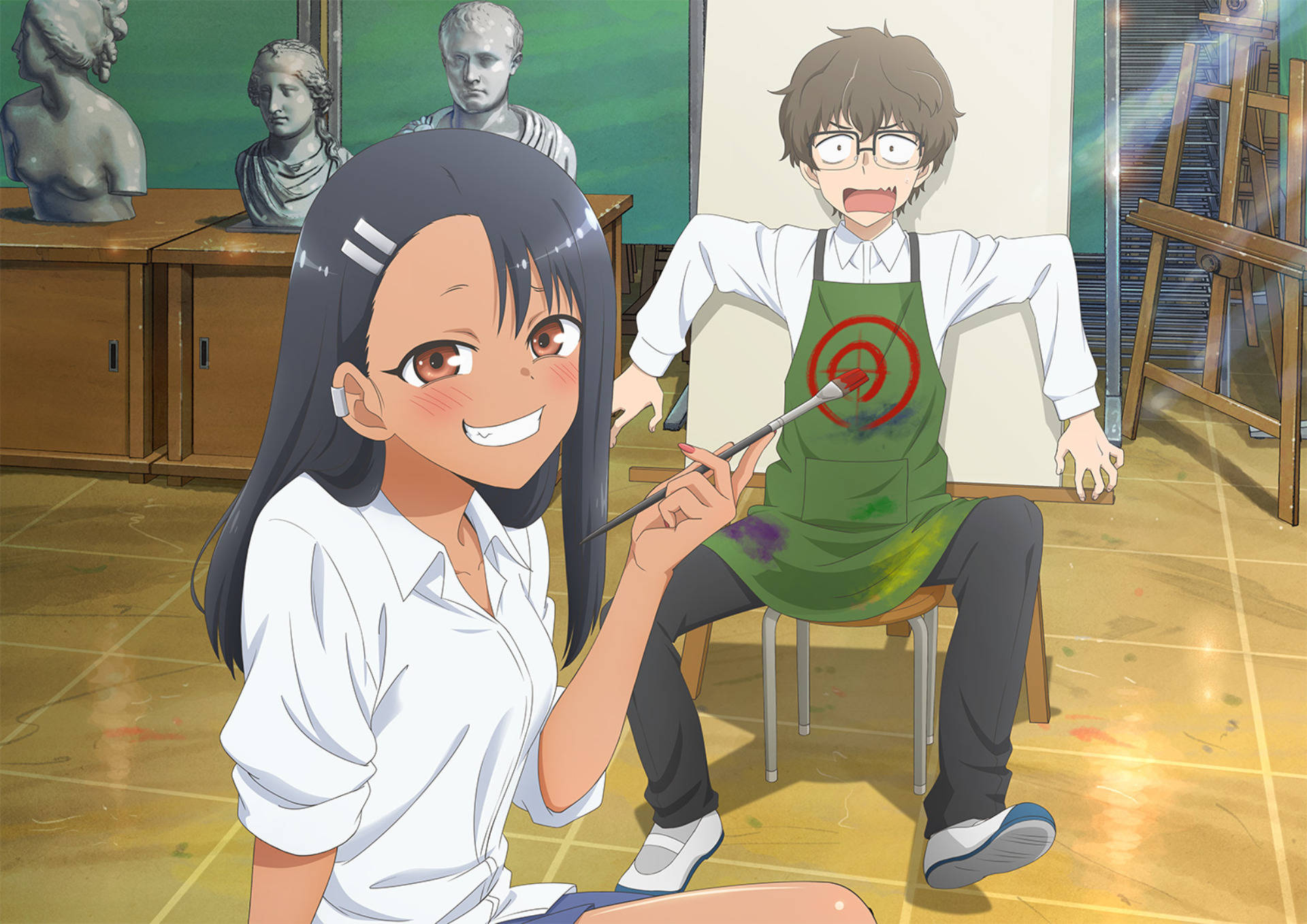 Nagatoro 桌布 壁紙 — 一個開心的動漫女孩微笑著，在藝術工作室裡拿著畫筆，那裡有一個穿著沾滿油漆圍裙的男孩看起來很驚訝。