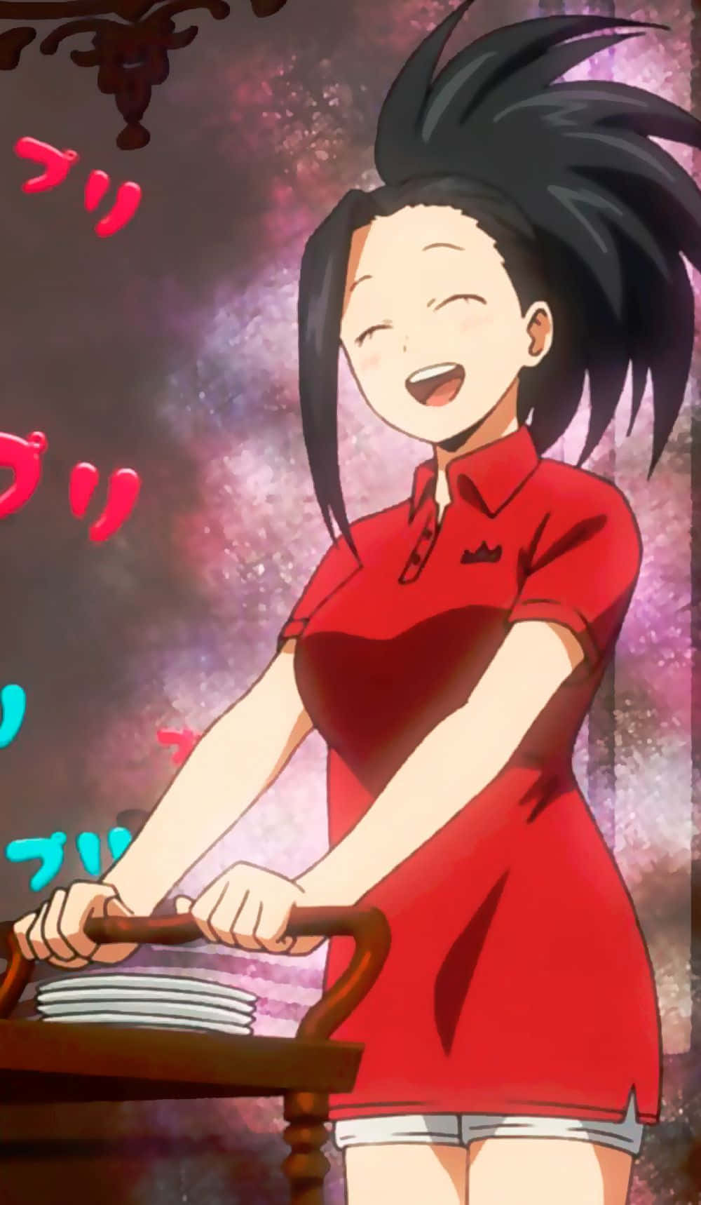 Momo Yaoyorozu 桌布 壁紙 — 一個開心的動漫女孩穿著紅色Polo衫，笑著推著裝有疊放盤子的手推車，背景是宇宙。