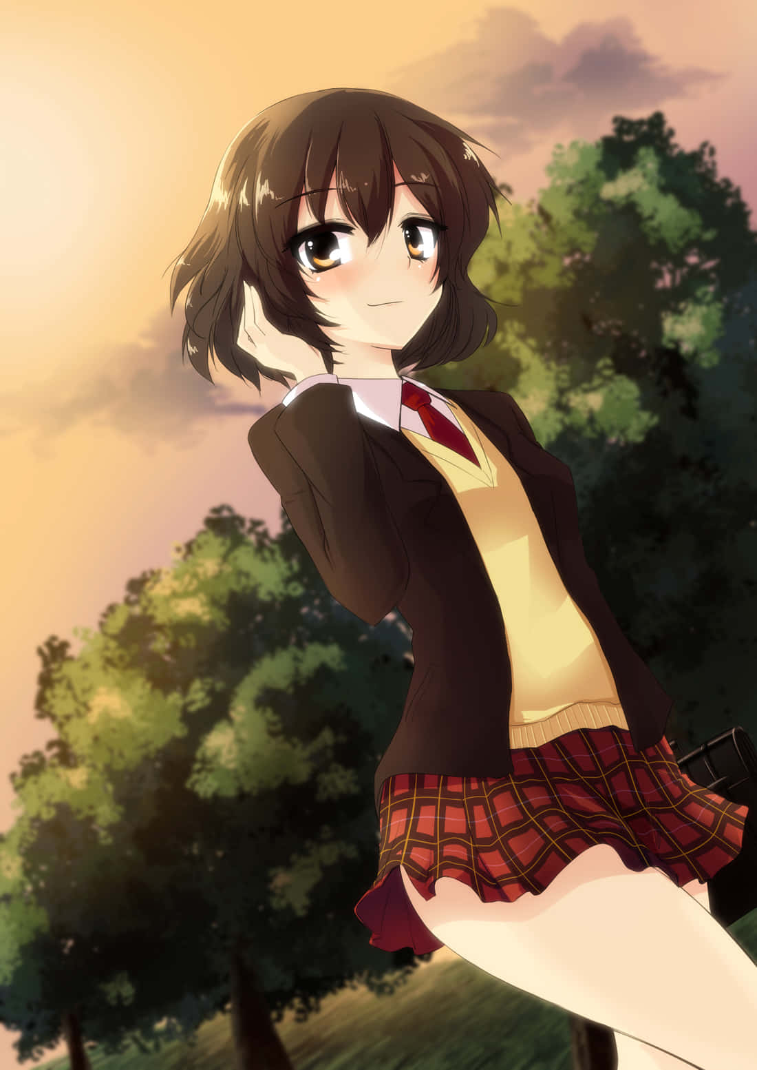 Haruhi Sasaki 桌布 壁紙 — 一個開心的動漫女學生穿著校服，在溫暖的日落天空和茂密綠樹的背景下戶外擺姿勢。
