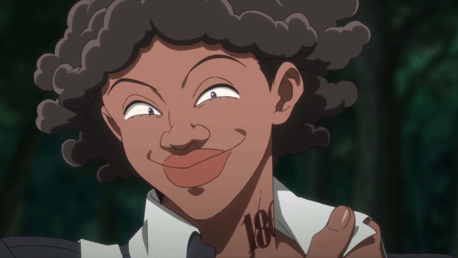 The Promised Neverland Krone 桌布 壁紙 — 一個開心的動漫角色，擁有捲曲的頭髮，在森林環境中溫暖地微笑。