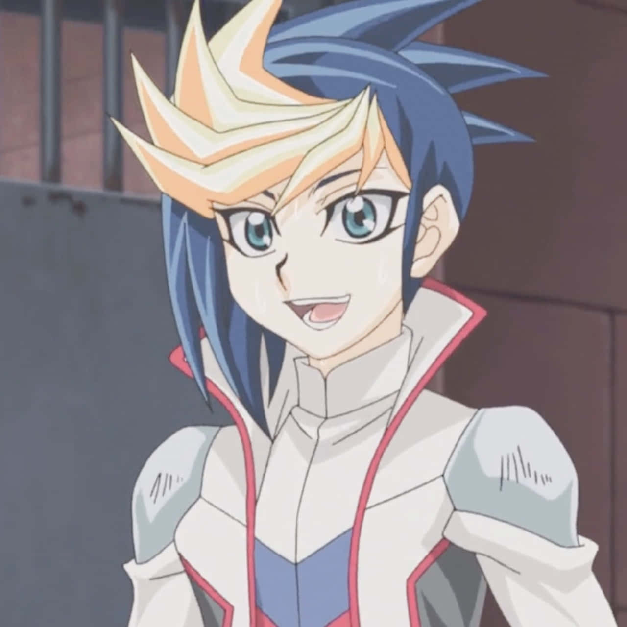 Yu-gi-oh Yugo 桌布 壁紙 — 一個開心的動漫角色，有著尖刺的藍色和金色頭髮和眼鏡，穿著白色和紅色的服裝微笑。