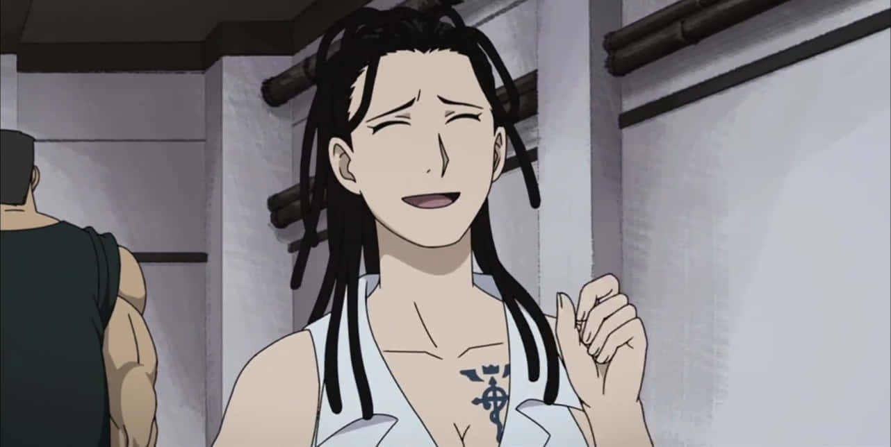 Izumi Curtis 桌布 壁紙 — 一個開心的動漫角色，梳著辮子頭，胸口有紋身，站在室內一個肌肉男旁邊微笑。