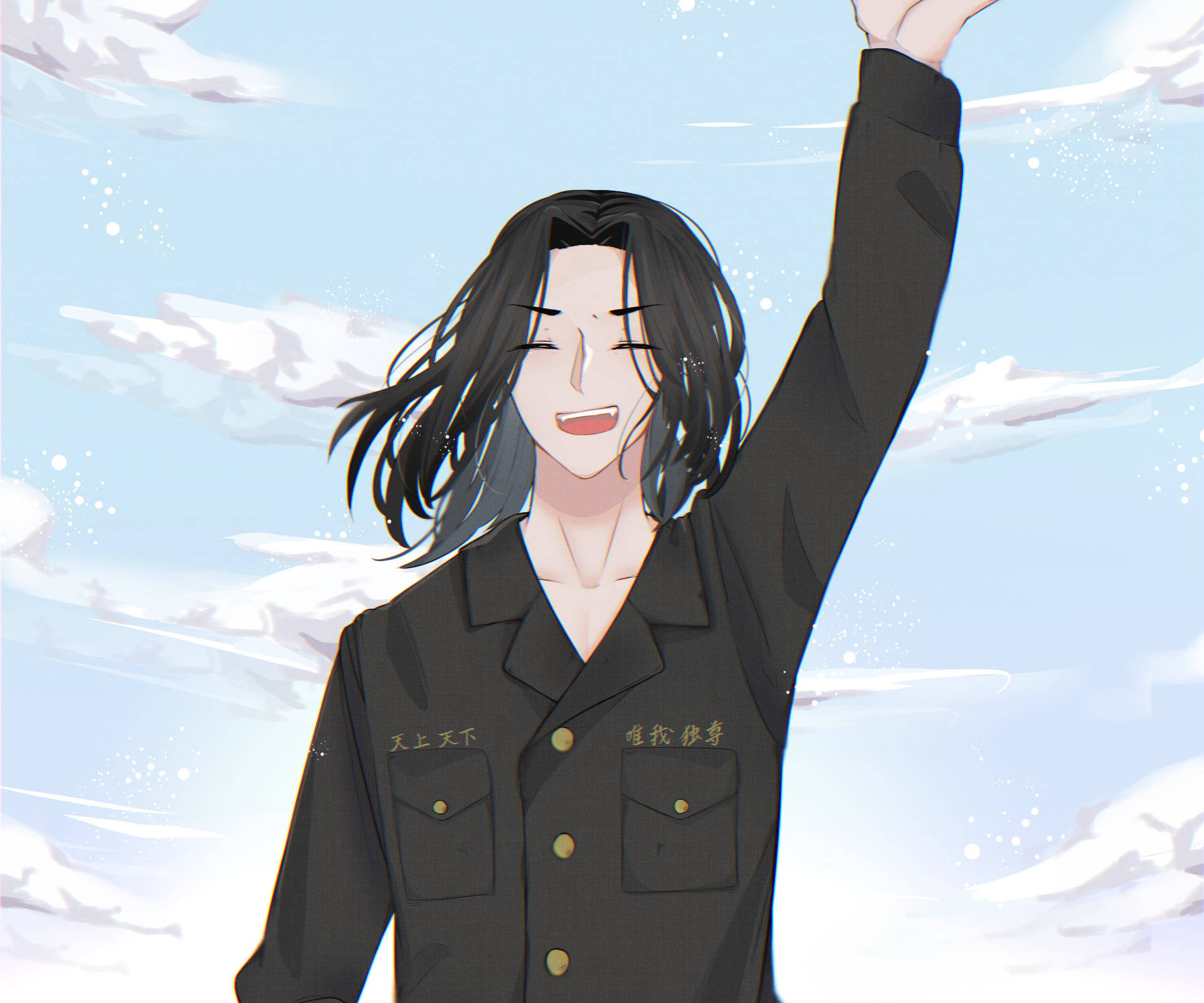 Cute Anime Boy 桌布 壁紙 — 一個開心的動漫角色，黑頭髮，穿黑色外套，向著有 fluffy 雲的明亮藍天舉起一隻手臂。