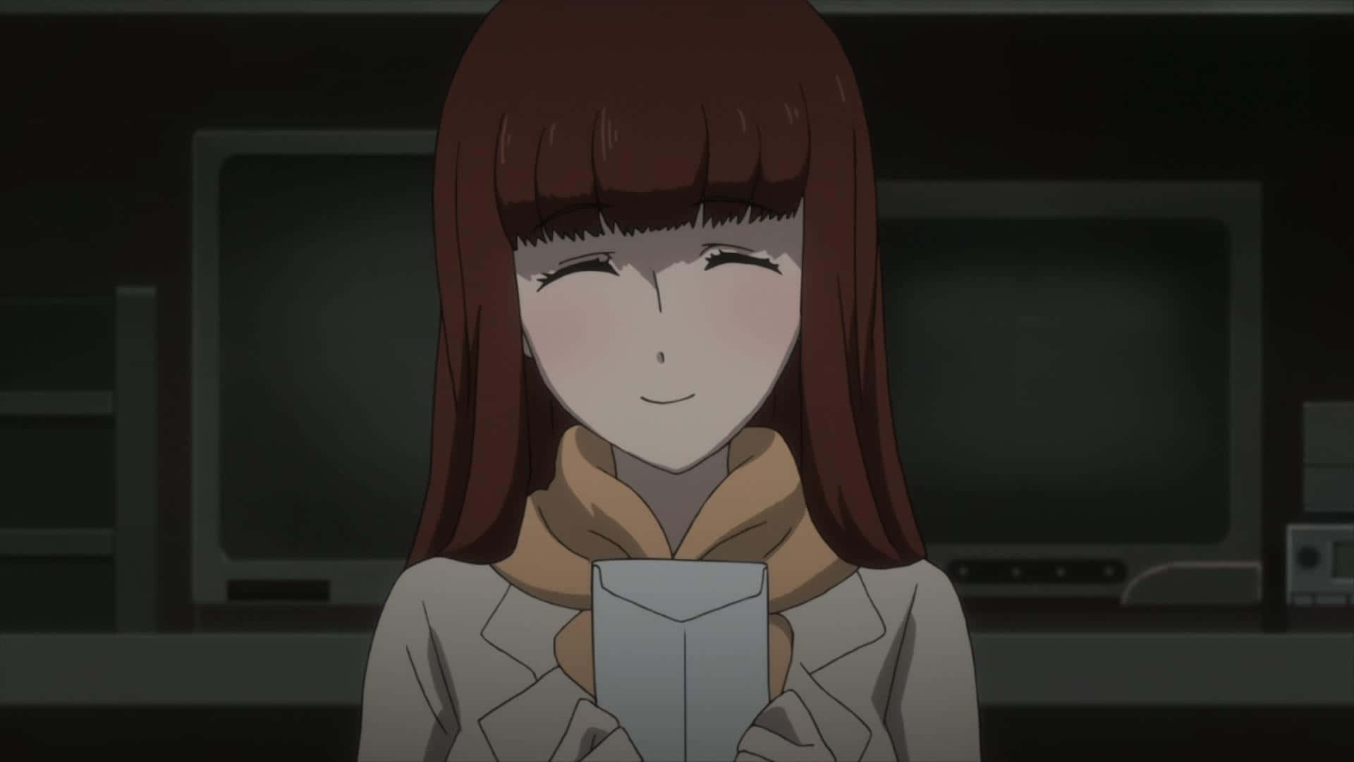 Kagari Shiina 桌布 壁紙 — 一個開心的動畫女孩，棕色頭髮，在昏暗的房間裡微笑著拿著一個白色信封。