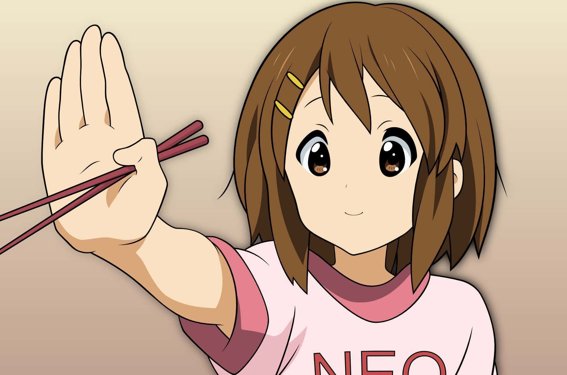 yui hirasawa 桌布 壁紙 — 一個開心的動畫女孩，棕色頭髮，舉起手拿著筷子，背景是柔和的米色。
