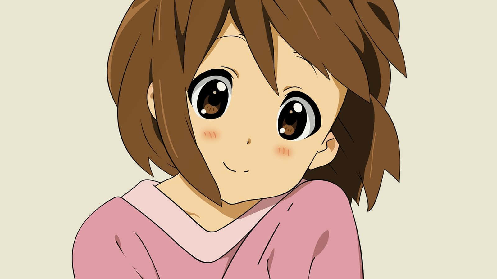 yui hirasawa 桌布 壁紙 — 一個開心的動畫女孩，棕色頭髮和大眼睛，穿著粉紅色毛衣，在純米色背景前溫柔地微笑。
