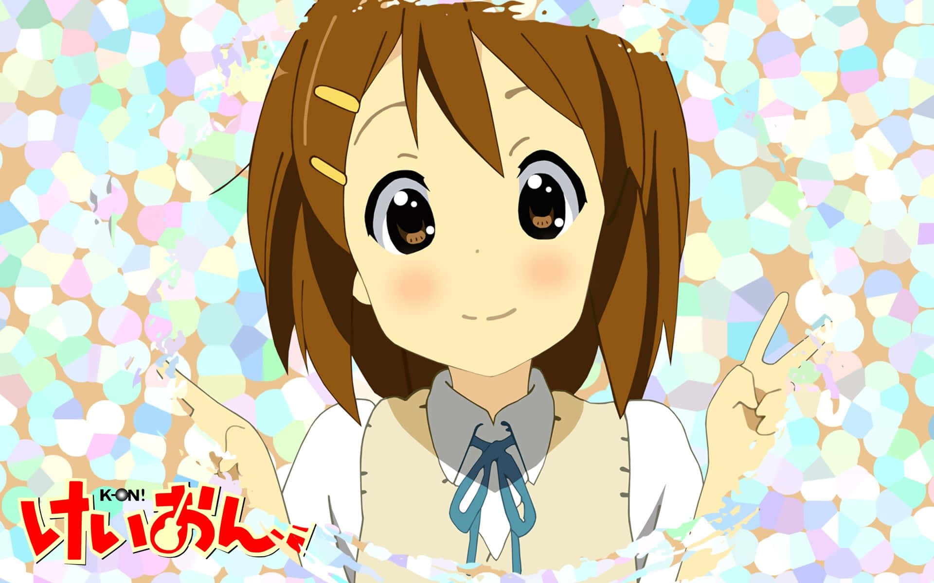 yui hirasawa 桌布 壁紙 — 一個開心的動畫女孩，棕色頭髮和大眼睛，在閃爍的粉彩背景前微笑並做出和平手勢。