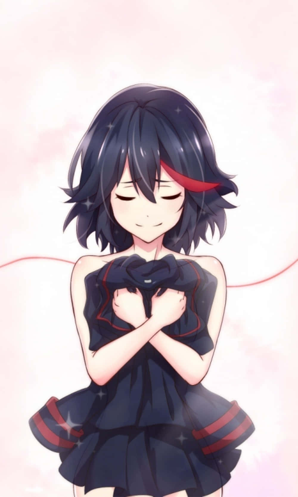 ryuko matoi 桌布 壁紙 — 一個開心的動畫女孩，深色頭髮，紅色點綴，穿著黑色連衣裙，在柔和的粉紅色背景前擁抱自己。