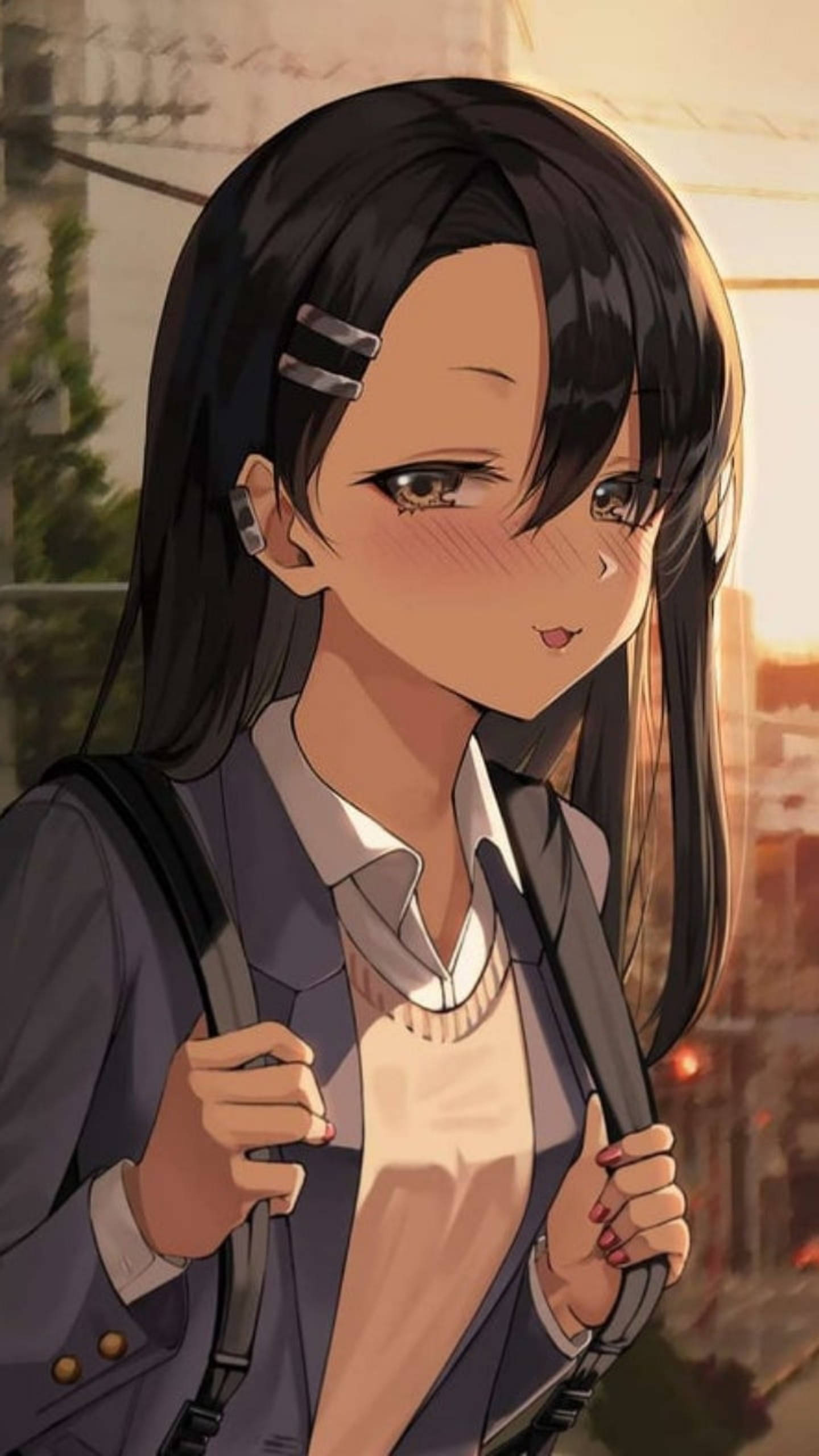 Nagatoro 桌布 壁紙 — 一個開心的動畫女孩，深色頭髮，臉頰泛紅，在溫暖的日落城市背景下拿著她的書包。