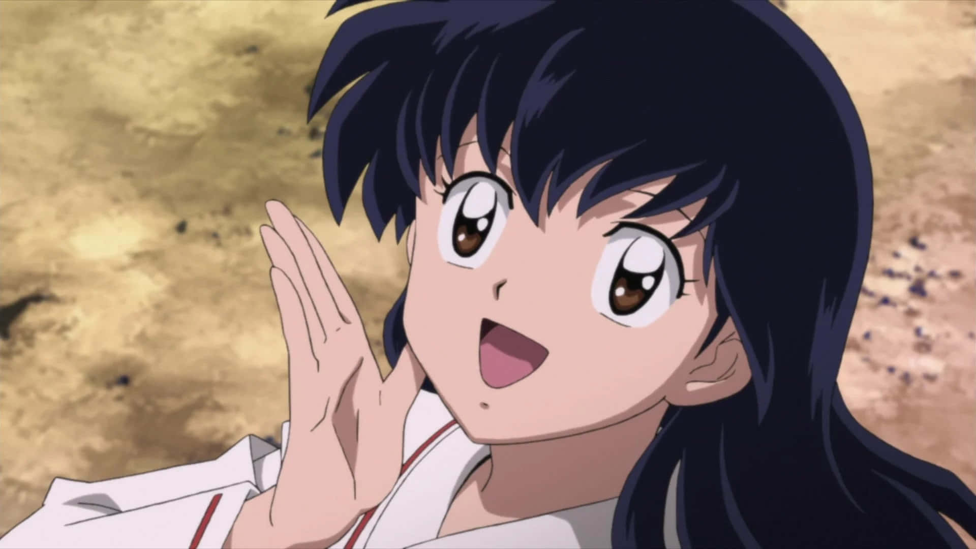 Kagome Higurashi 桌布 壁紙 — 一個開心的動畫女孩，深色頭髮和大眼睛，在紋理金色背景上快樂地揮手。