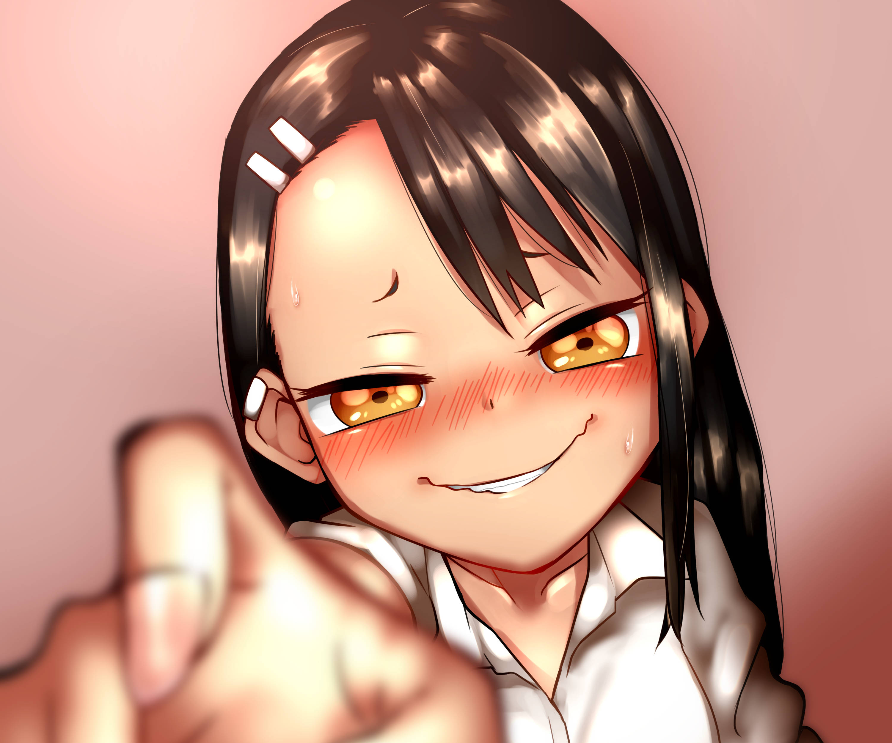 Nagatoro 桌布 壁紙 — 一個開心的動畫女孩，深色頭髮和金色眼睛，咧嘴笑著指向觀眾，臉頰泛紅。