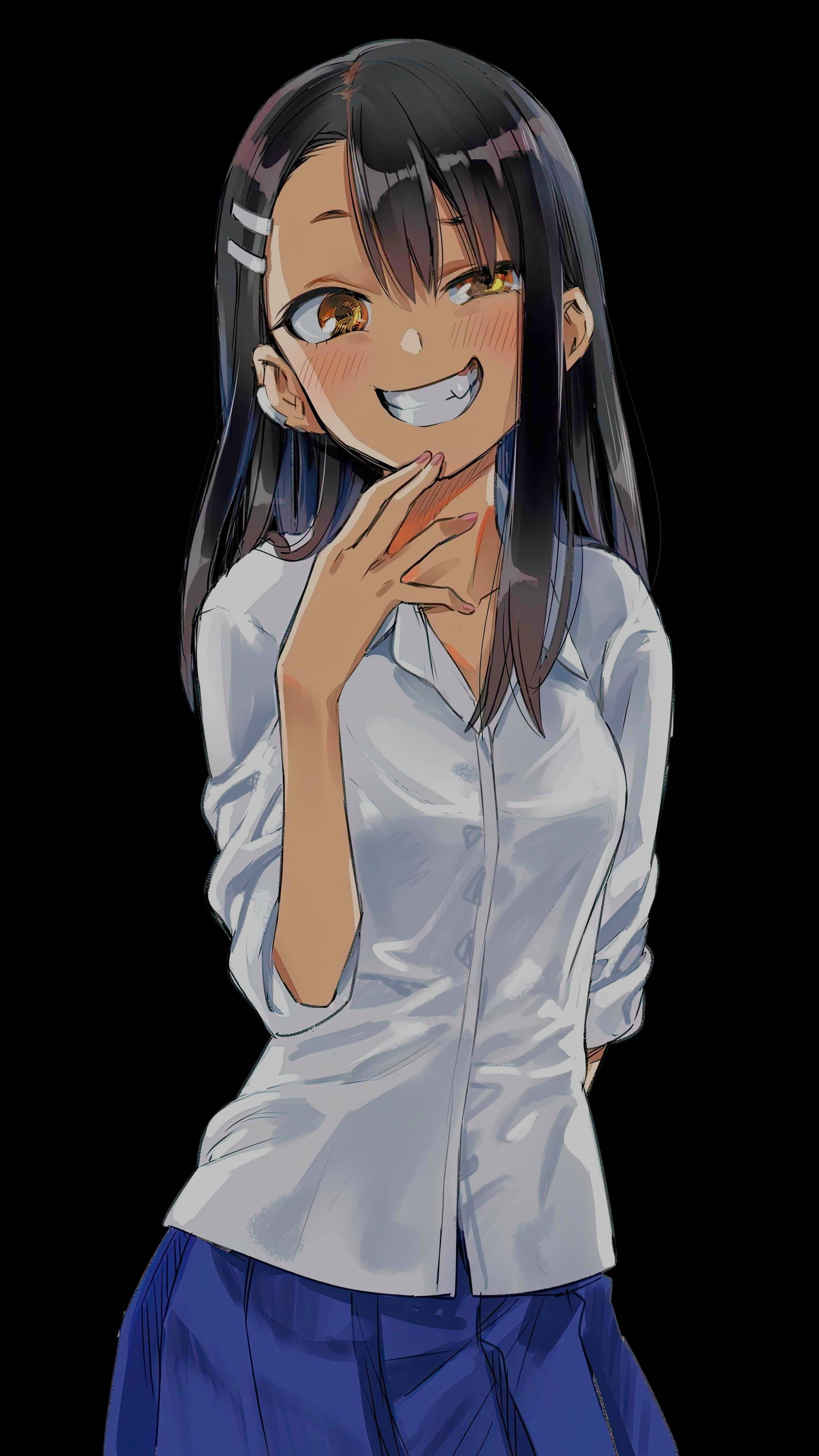 Nagatoro 桌布 壁紙 — 一個開心的動畫女孩，深色頭髮和金色眼睛，穿著淺藍色襯衫，在黑色背景前微笑著觸摸下巴。