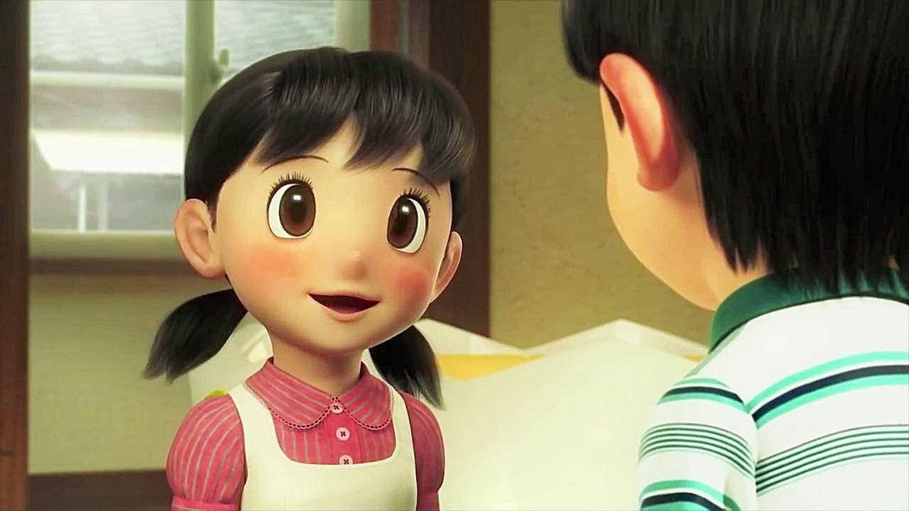Doraemon 桌布 壁紙 — 一個開心的動畫女孩，紮著雙馬尾，穿著粉紅色條紋襯衫，在室內對一個穿著條紋襯衫的男孩溫暖地微笑。
