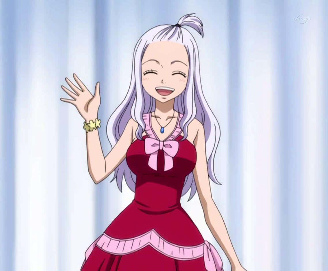 Mirajane Strauss 桌布 壁紙 — 一個開心的動畫女孩，銀色頭髮，穿著紅色連衣裙，在淺藍色窗簾前快樂地揮手。
