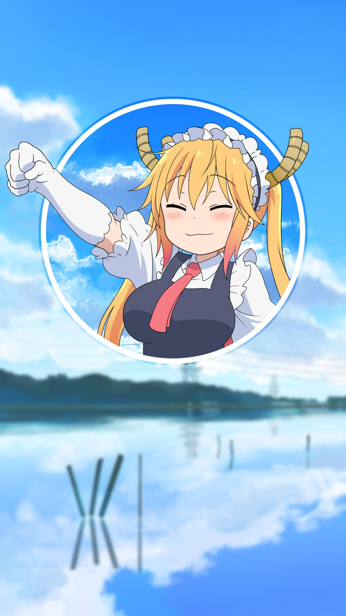 Japanese Anime 桌布 壁紙 — 一個開心的動畫女孩，頭上有角，穿著女僕裝，對著水中倒映的明亮藍天自信地微笑。