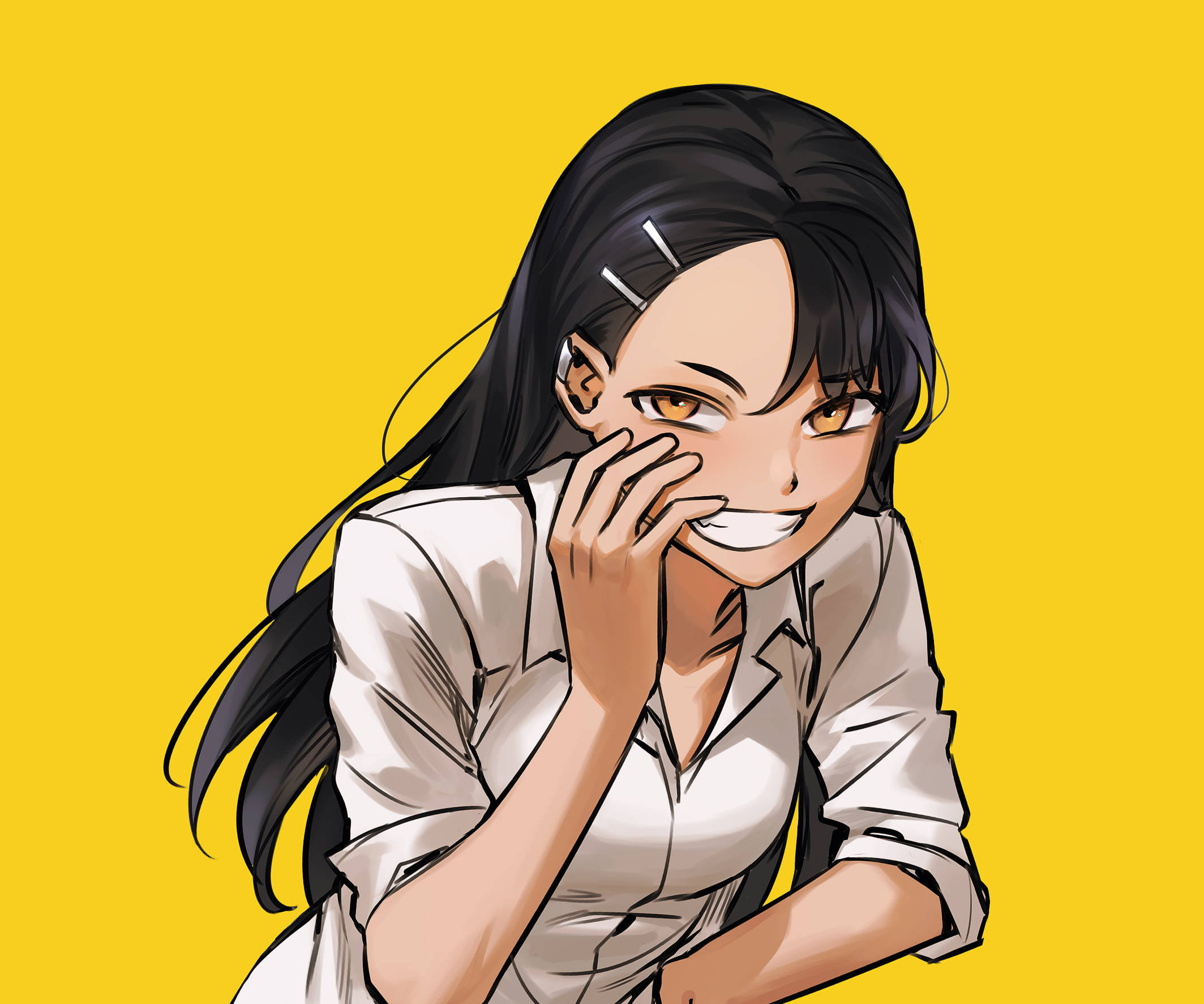 Nagatoro 桌布 壁紙 — 一個開心的動畫女孩，黑色頭髮和橙色眼睛，微笑著將臉頰貼在明亮的黃色背景上。