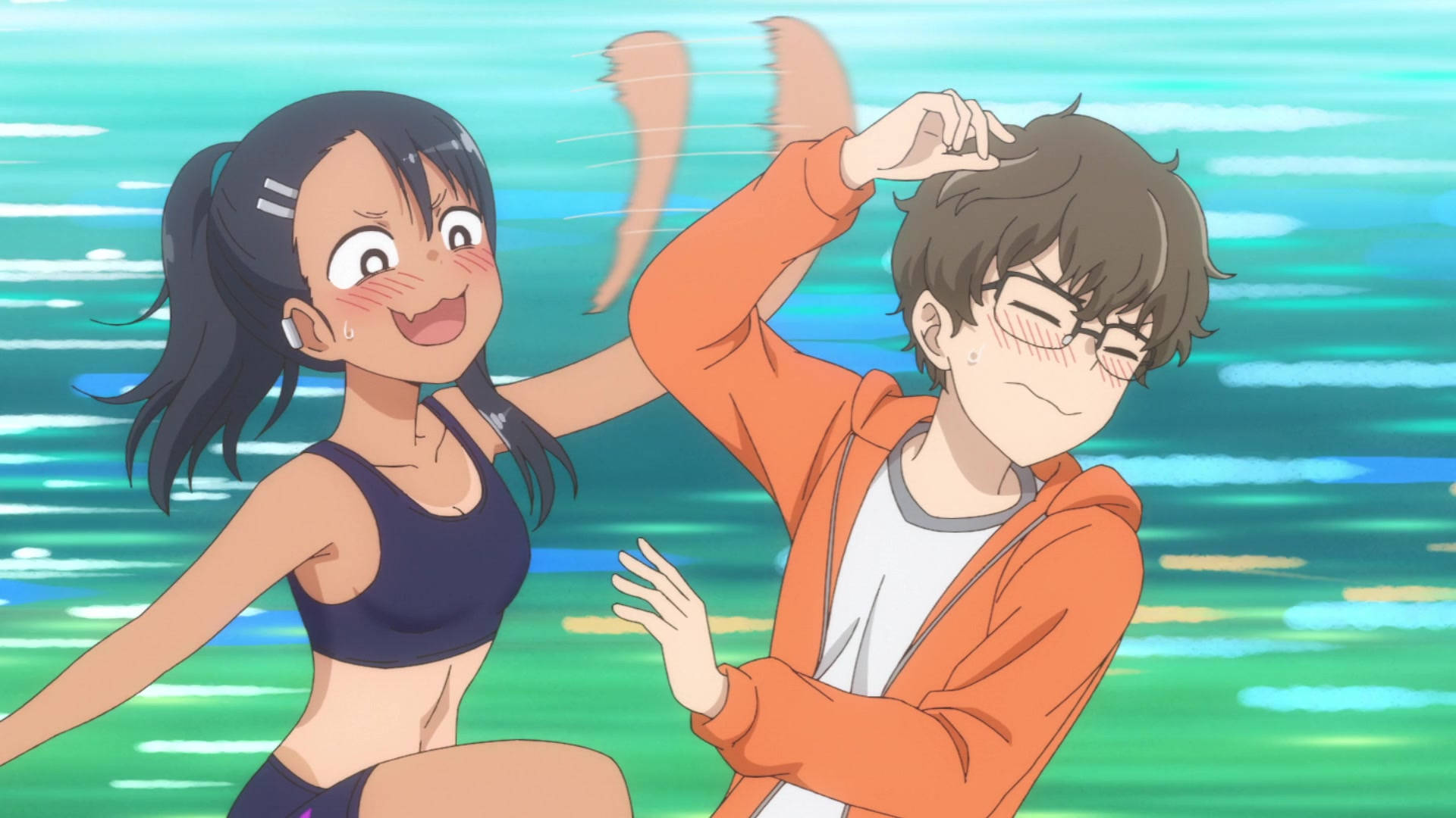 Nagatoro 桌布 壁紙 — 一個開心的動畫女孩在海邊頑皮地撥亂一個男孩的頭髮，男孩閉著眼睛笑著。