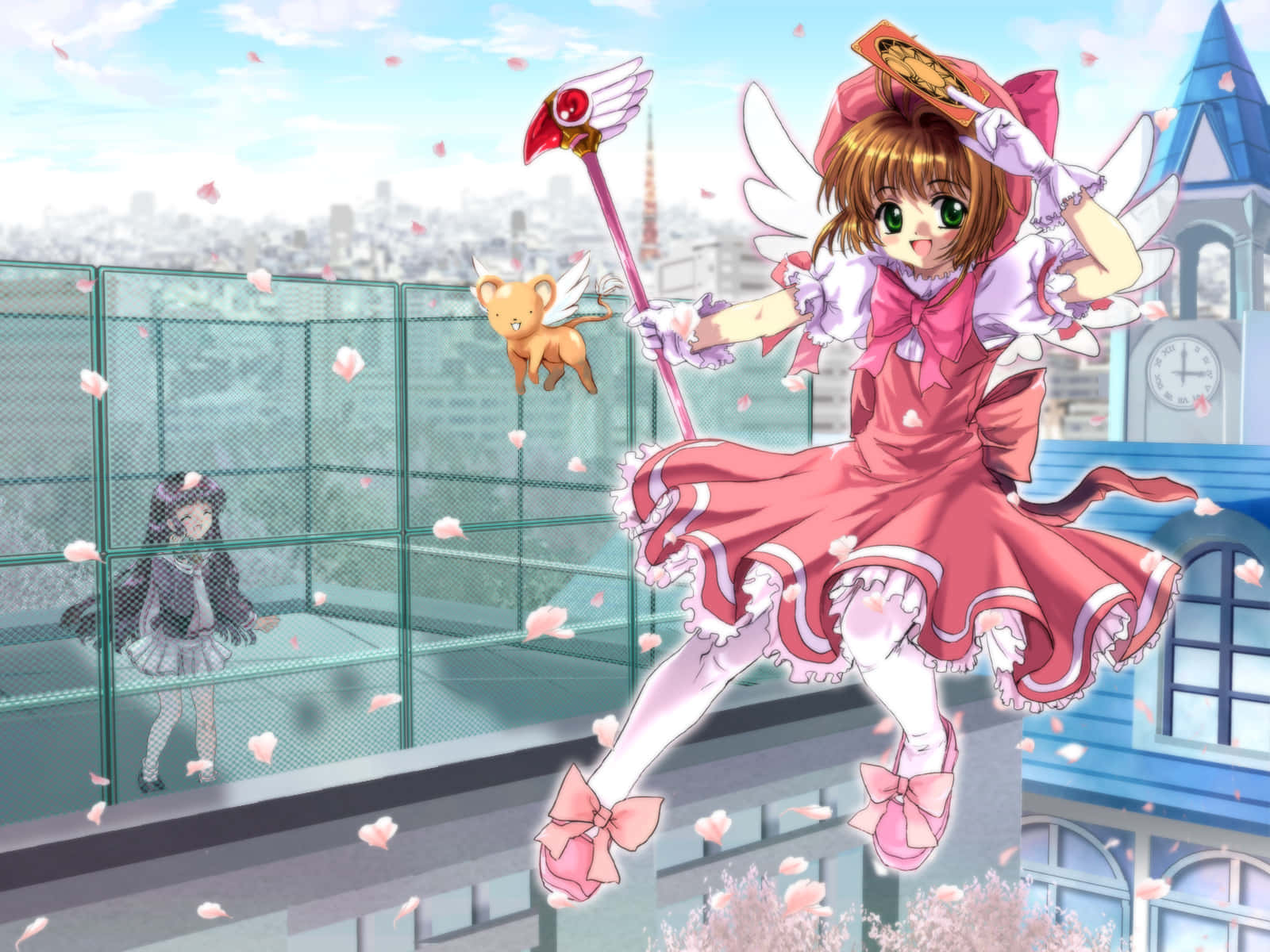「Accio Clow Card！」 壁紙 — 一個開心的動畫女孩穿著粉紅色女巫服裝，拿著魔法杖和一隻小有翼生物，在飄落的櫻花中懸浮於城市景觀之上。