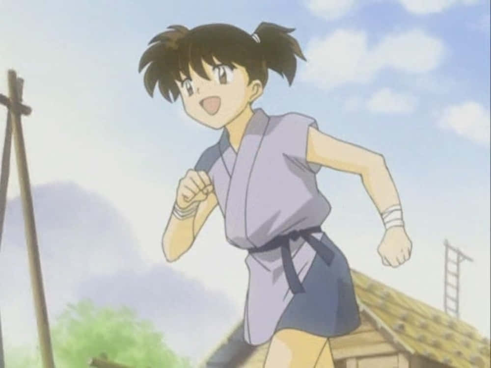 Kohaku 桌布 壁紙 — 一個開心的動畫女孩穿著紫色道服，在藍天白雲下的木屋頂上充滿活力地奔跑。