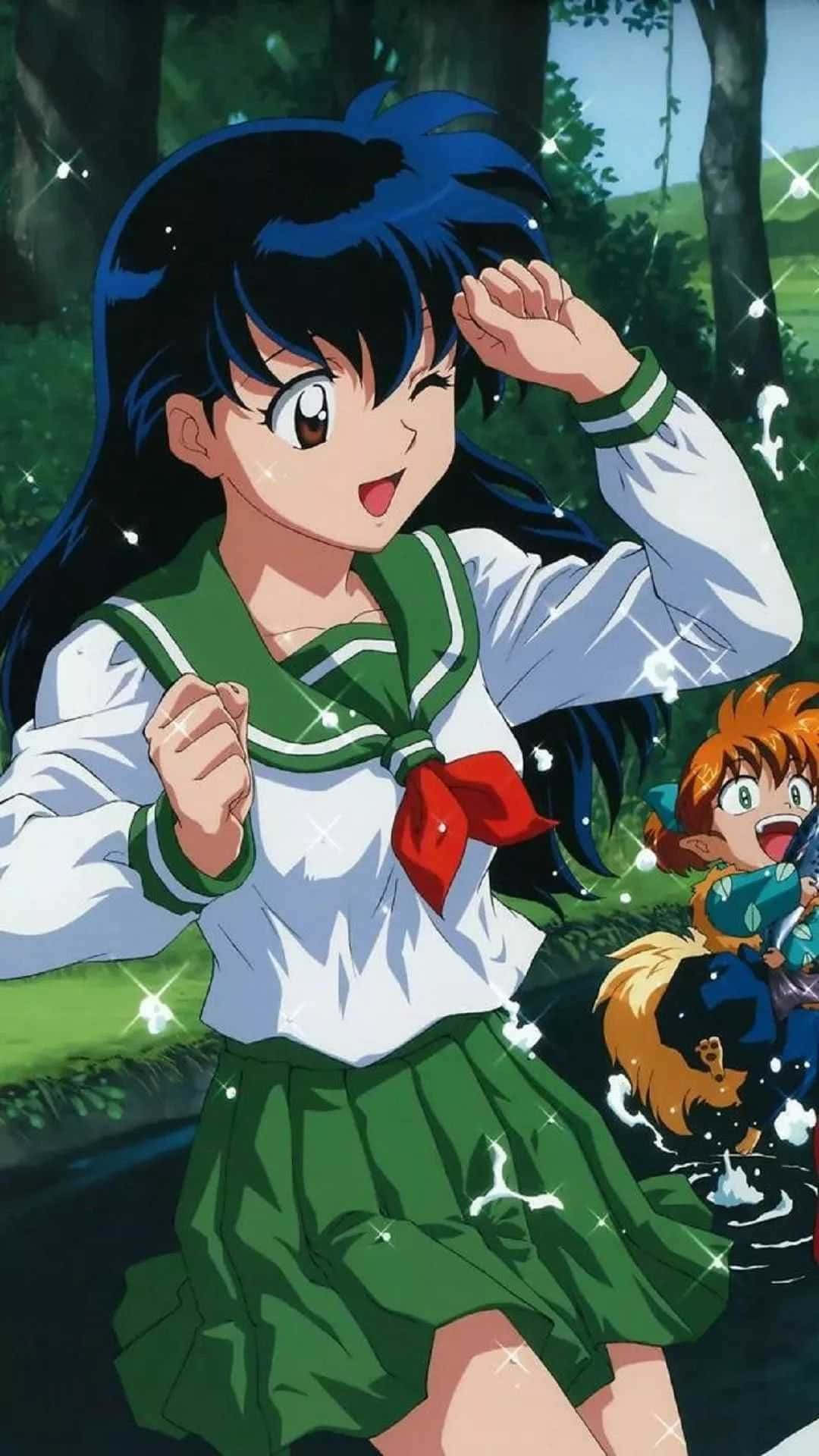 Kagome Higurashi 桌布 壁紙 — 一個開心的動畫女孩穿著綠色水手服，在森林中微笑揮手，周圍有閃爍的光芒。