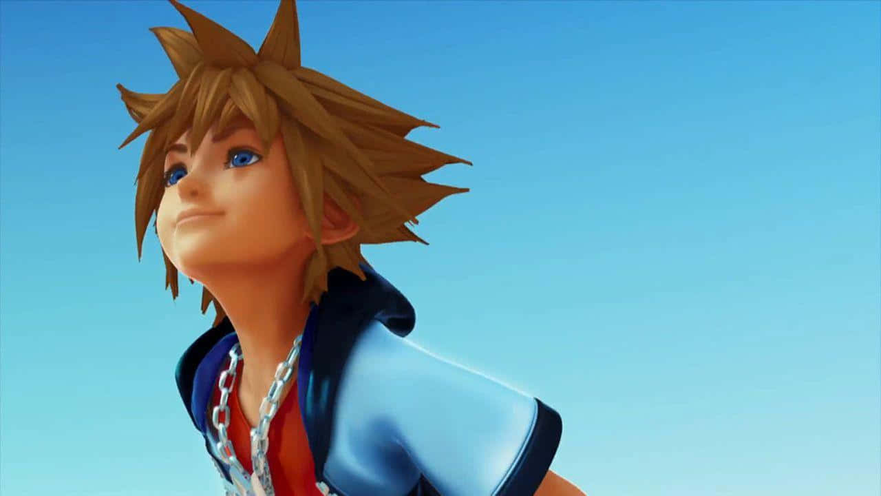 Kingdom Hearts Sora 桌布 壁紙 — 一個開心的動畫男孩，有著刺刺的棕色頭髮和藍色眼睛，對著晴朗的藍天微笑。