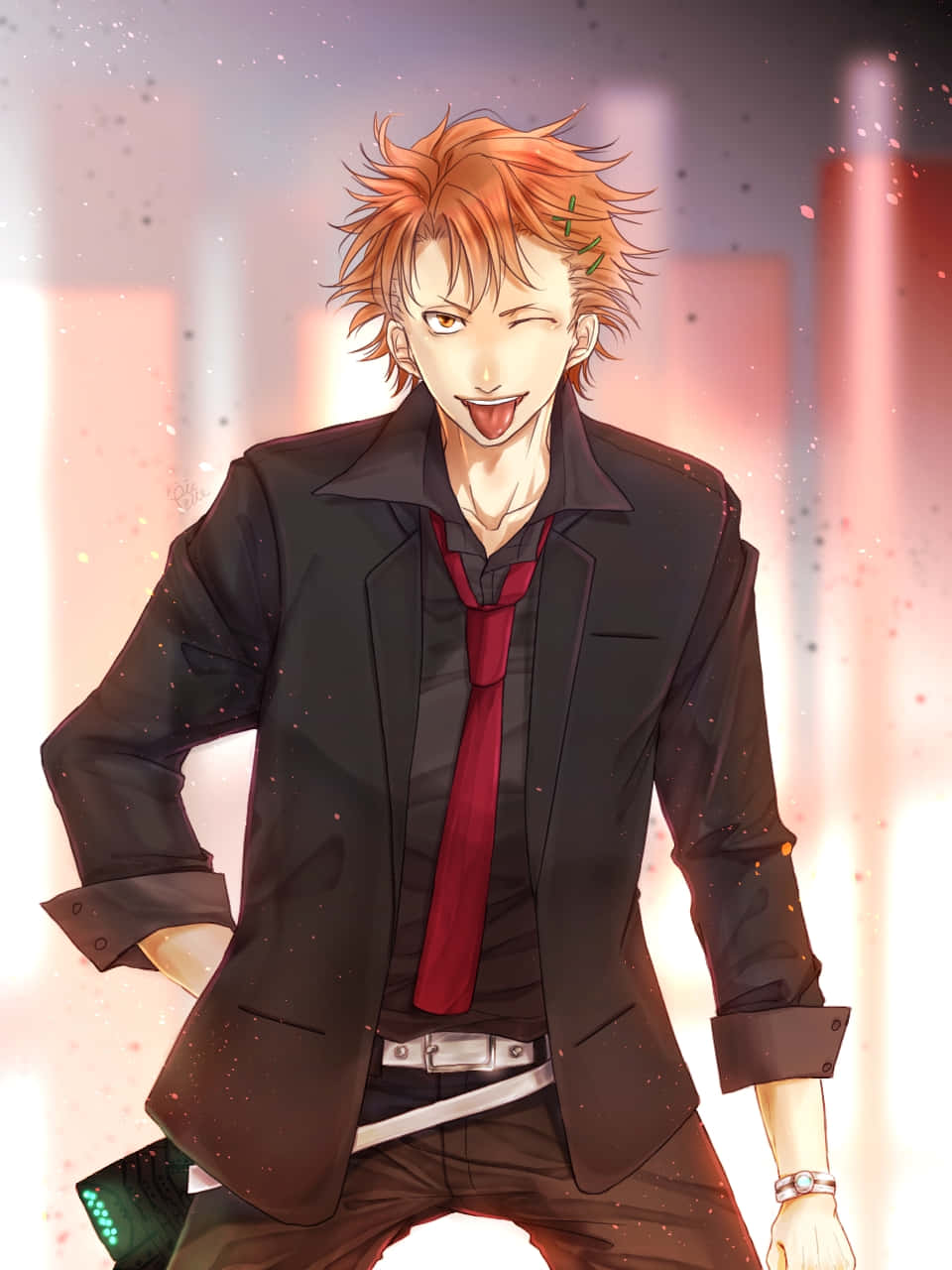 Shusei Kagari 桌布 壁紙 — 一個開心的動畫男孩，有著尖刺的橙色頭髮，穿著黑色西裝和紅色領帶，在發光的城市背景下眨眼。