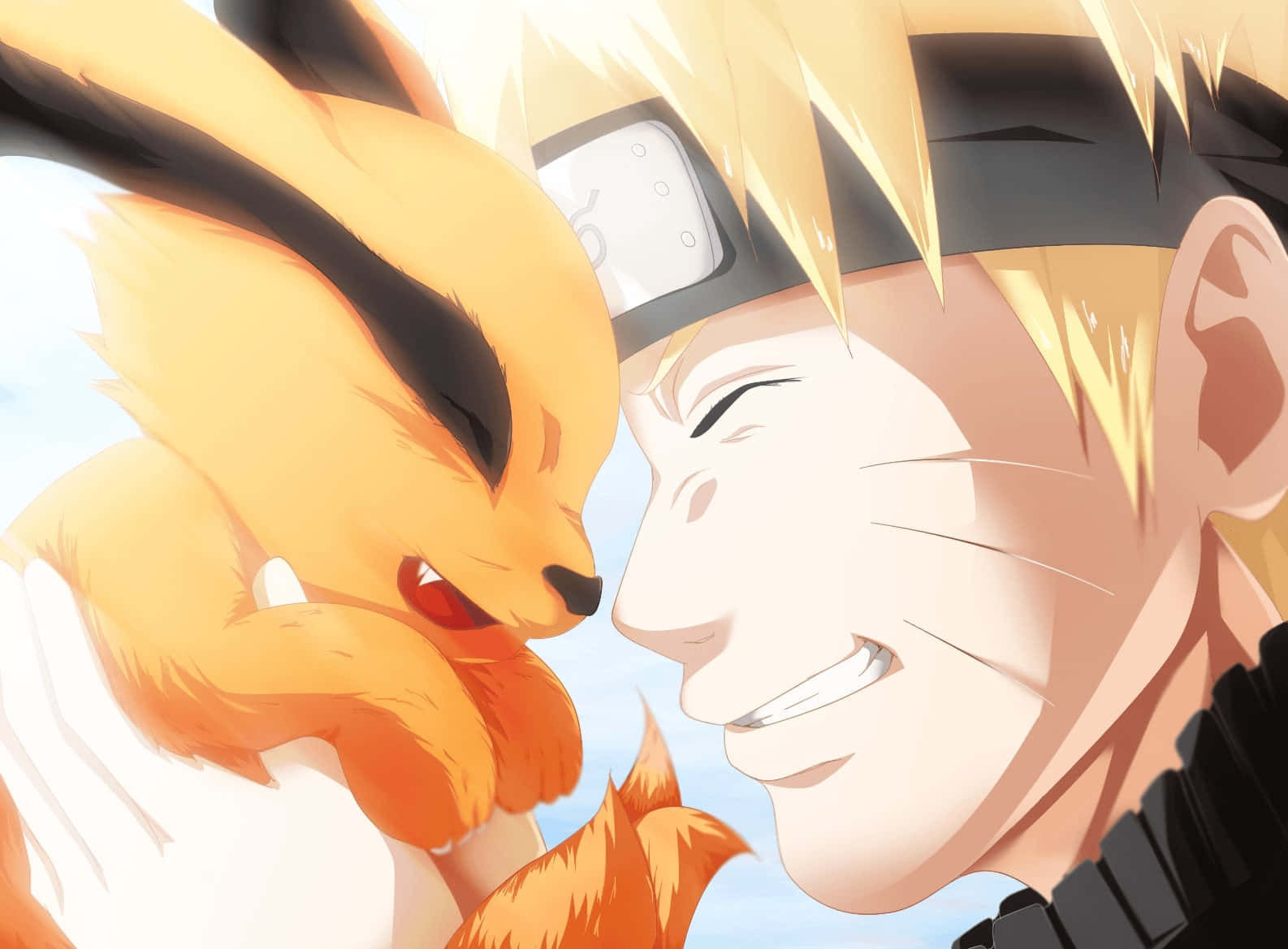 Baby Kurama 桌布 壁紙 — 一個開心的動畫男孩，有著尖刺金髮，溫暖地微笑著，抱著一隻帶有黑色斑紋的蓬鬆橙色狐狸。