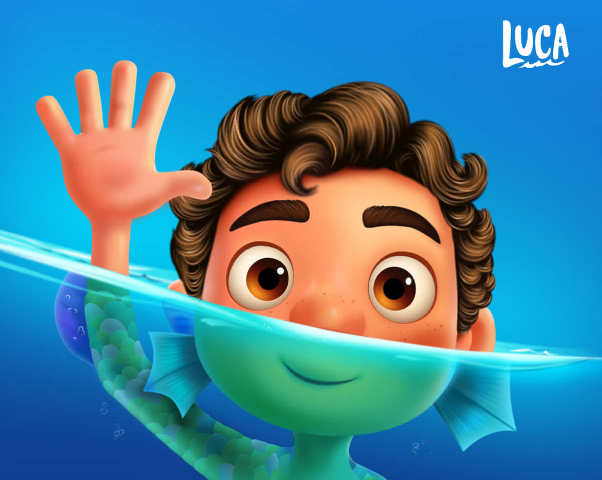 Luca 桌布 壁紙 — 一個開心的動畫男孩，棕色捲髮和綠色美人魚尾巴，在明亮的藍色海洋背景下從水下揮手。