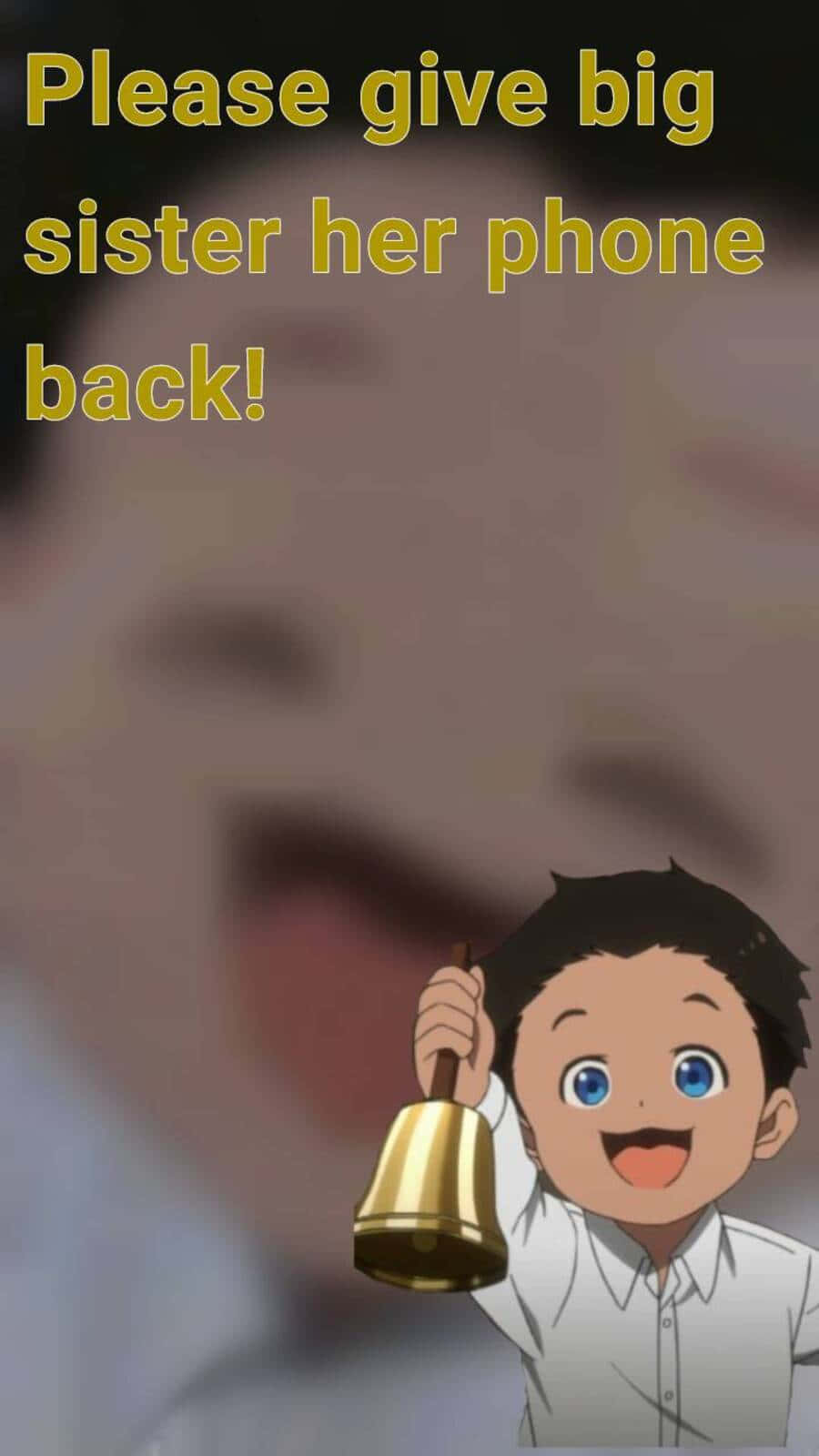The Promised Neverland Phil 桌布 壁紙 — 一個開心的動畫男孩，藍色眼睛，拿著一個金色的鈴鐺，背後有一個模糊的成人面孔。