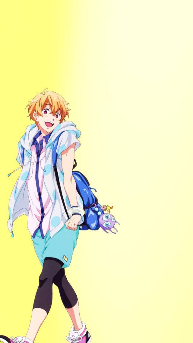 Cute Anime Boy 桌布 壁紙 — 一個開心的動畫男孩，金髮和藍色背包，在明亮的黃色背景上行走。