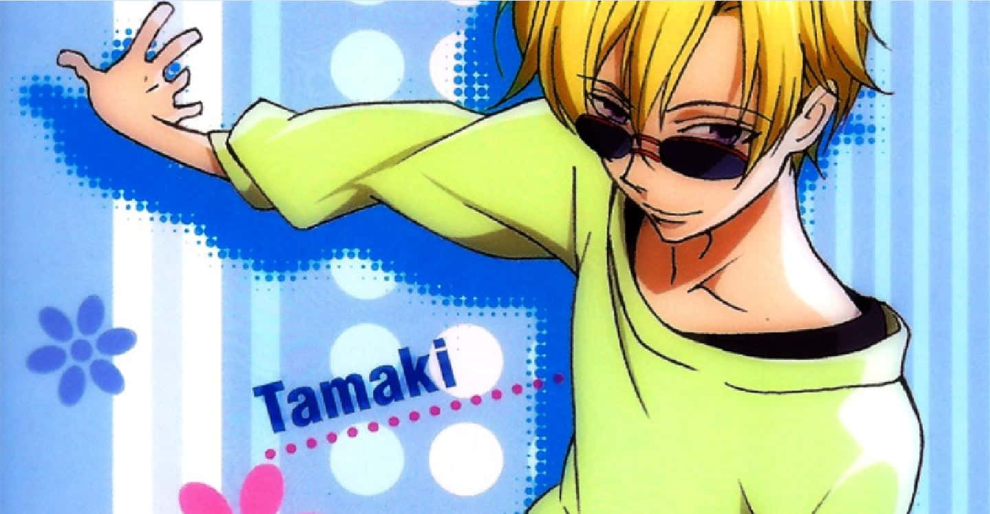 Tamaki Suoh 桌布 壁紙 — 一個開心的動畫男孩，金髮戴太陽眼鏡，在明亮的藍色背景上揮手，背景有花卉和圓點圖案。