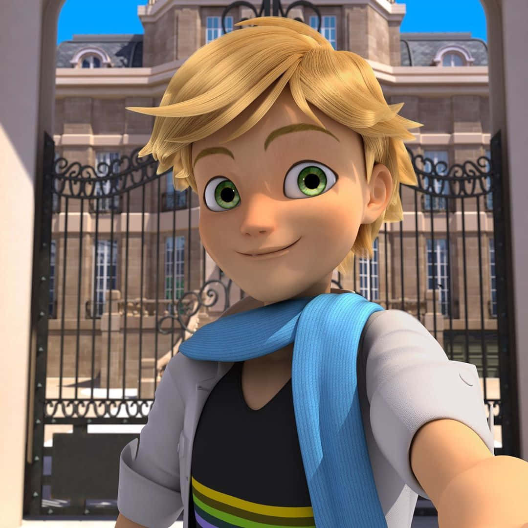 Adrien Agreste 桌布 壁紙 — 一個開心的動畫男孩，金髮綠眼，在一個有黑色鍛鐵大門的宏偉建築前微笑自拍。