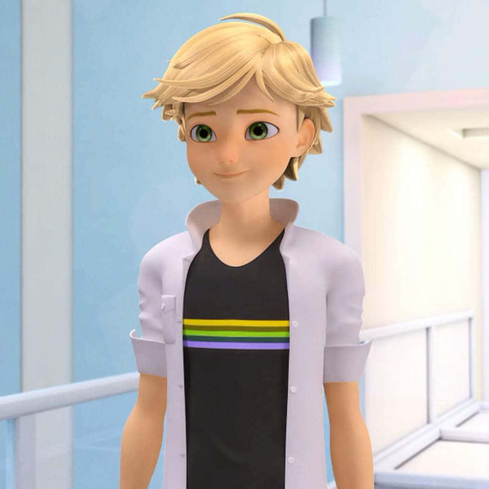 Adrien Agreste 桌布 壁紙 — 一個開心的動畫男孩，金髮綠眼，微笑著穿著白色襯衫，內搭黑色彩虹條紋背心。