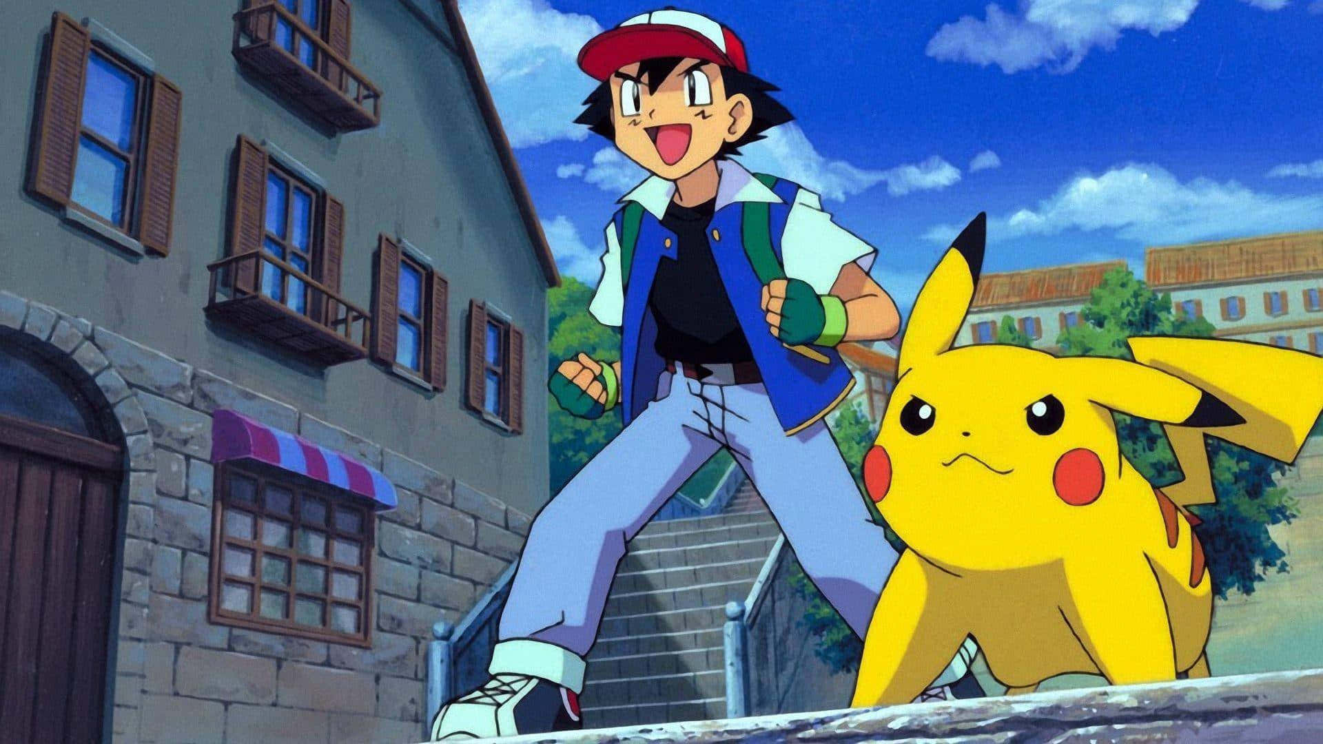 Ash And Pikachu 桌布 壁紙 — 一個開心的動畫男孩和他的黃色比卡超站在陽光普照的歐式小鎮石階上。