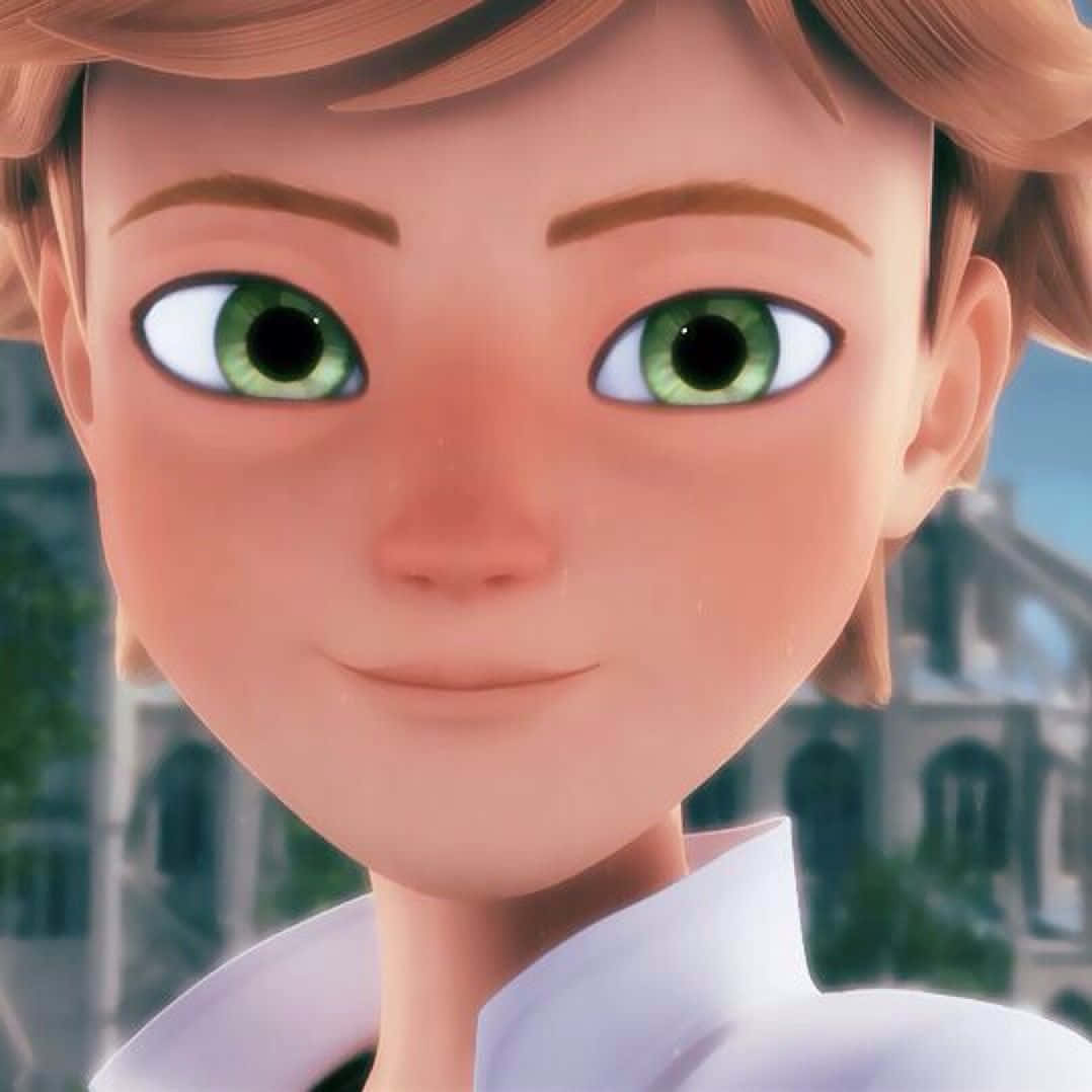 Adrien Agreste 桌布 壁紙 — 一個開心的動畫男孩特寫，擁有明亮的綠色眼睛和淺棕色頭髮，溫柔地微笑。